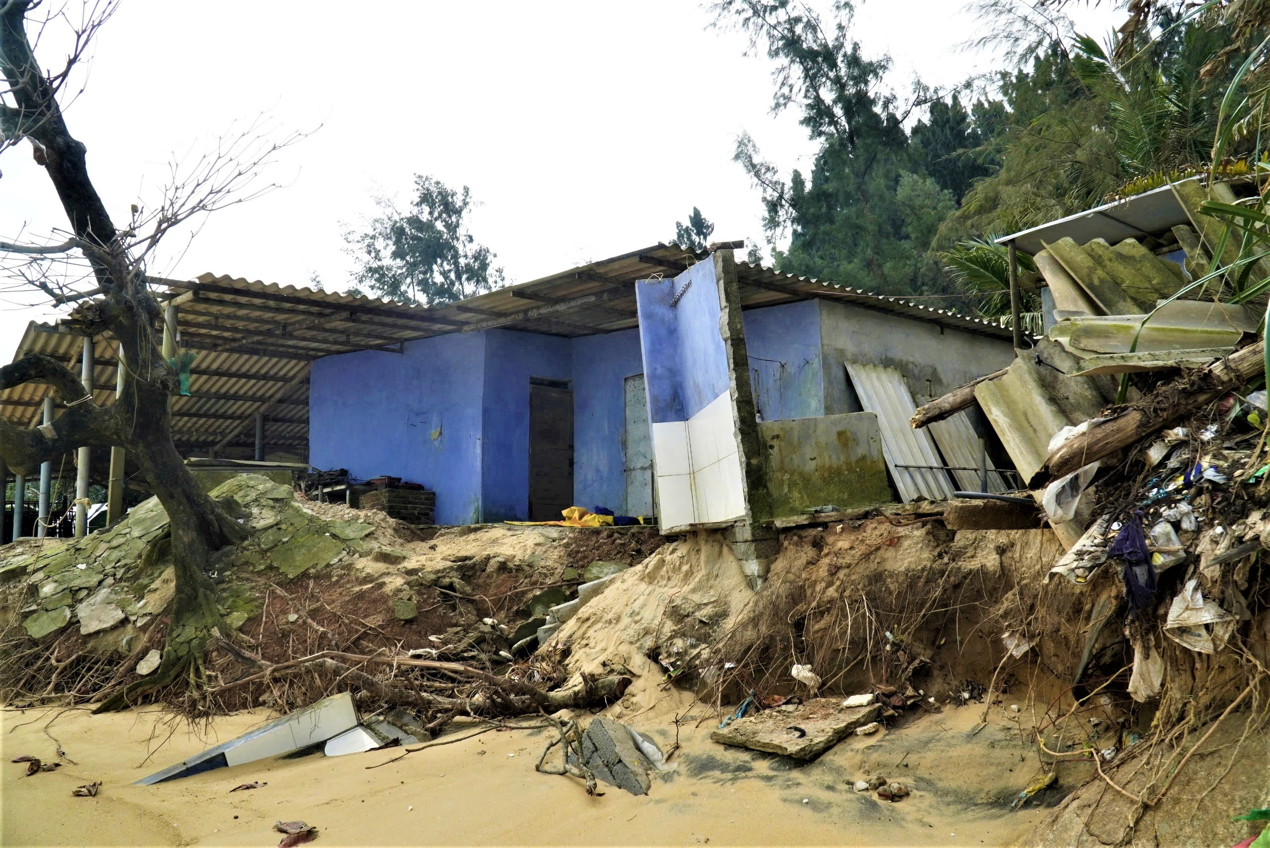 Bờ biển Hàm Rồng tan hoang sau mưa bão, TP Huế lên phương án xử lý khẩn cấp- Ảnh 10. Bờ biển Hàm Rồng tan hoang sau mưa bão, TP Huế lên phương án xử lý khẩn cấp- Ảnh 10.