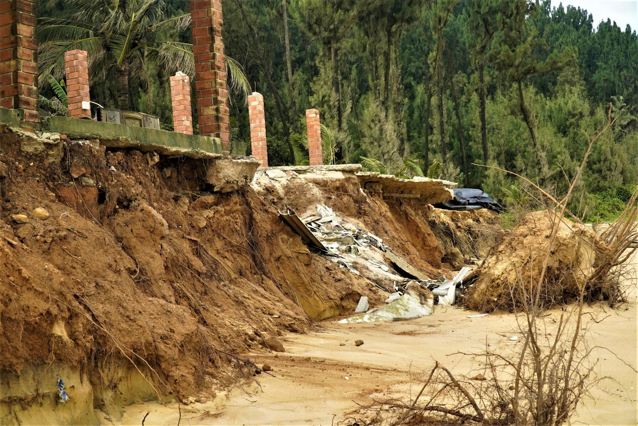 Bờ biển Hàm Rồng tan hoang sau mưa bão, TP Huế lên phương án xử lý khẩn cấp- Ảnh 9. Bờ biển Hàm Rồng tan hoang sau mưa bão, TP Huế lên phương án xử lý khẩn cấp- Ảnh 9.