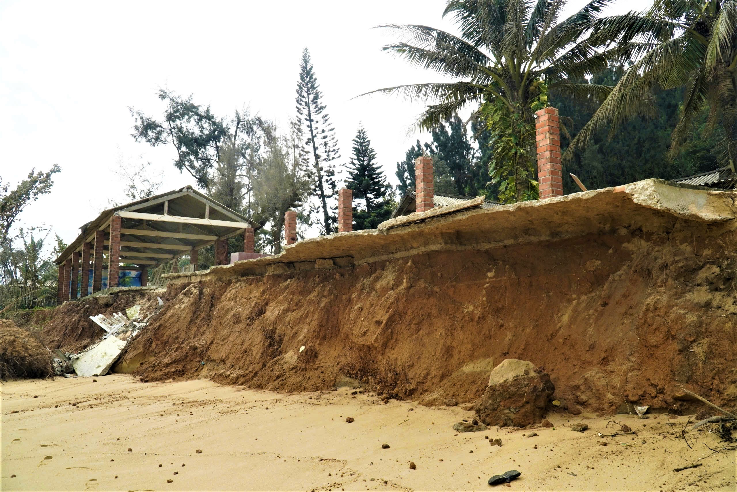 Bờ biển Hàm Rồng tan hoang sau mưa bão, TP Huế lên phương án xử lý khẩn cấp- Ảnh 1. Bờ biển Hàm Rồng tan hoang sau mưa bão, TP Huế lên phương án xử lý khẩn cấp- Ảnh 1.