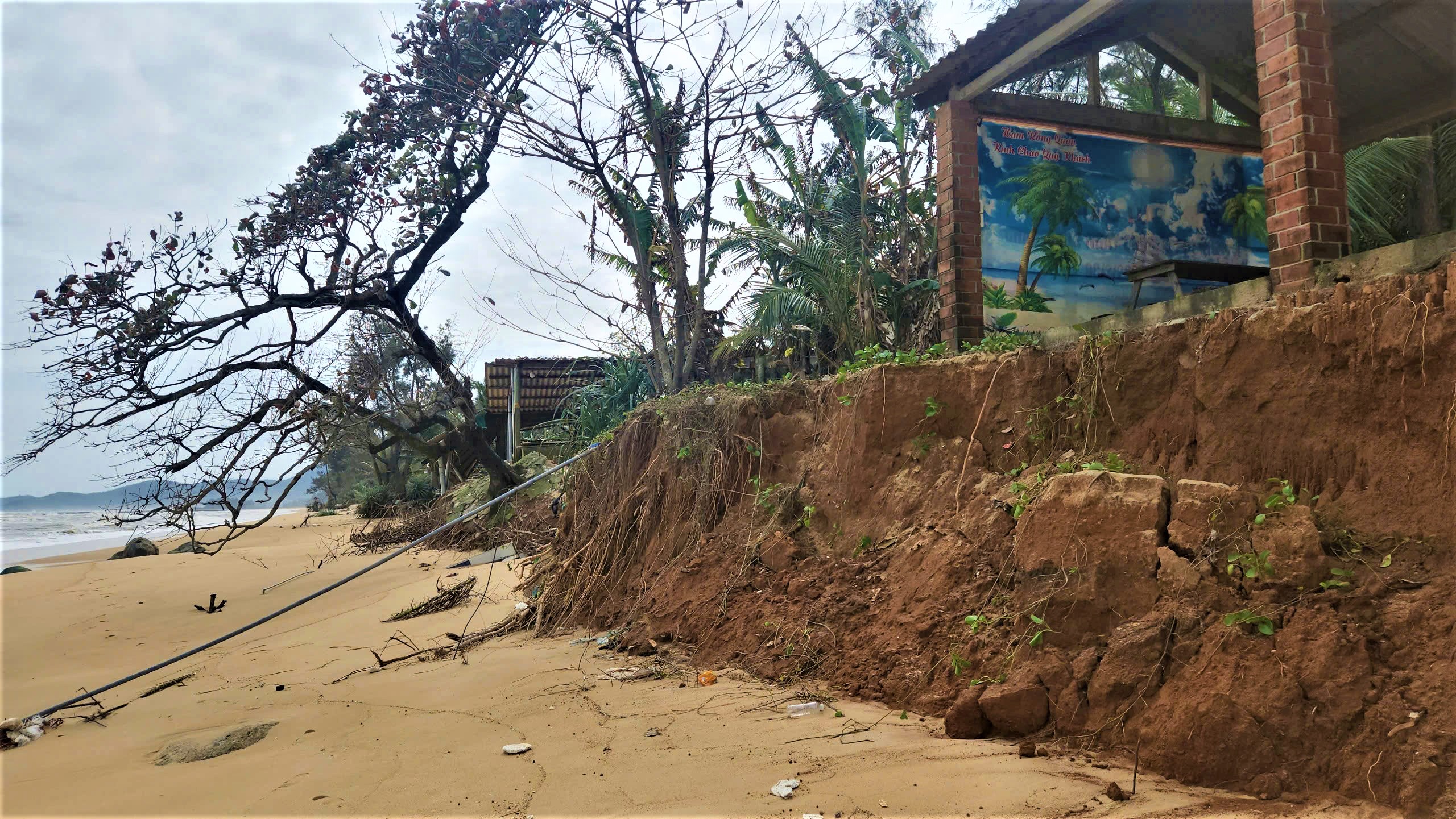 Bờ biển Hàm Rồng tan hoang sau mưa bão, TP Huế lên phương án xử lý khẩn cấp- Ảnh 12. Bờ biển Hàm Rồng tan hoang sau mưa bão, TP Huế lên phương án xử lý khẩn cấp- Ảnh 12.