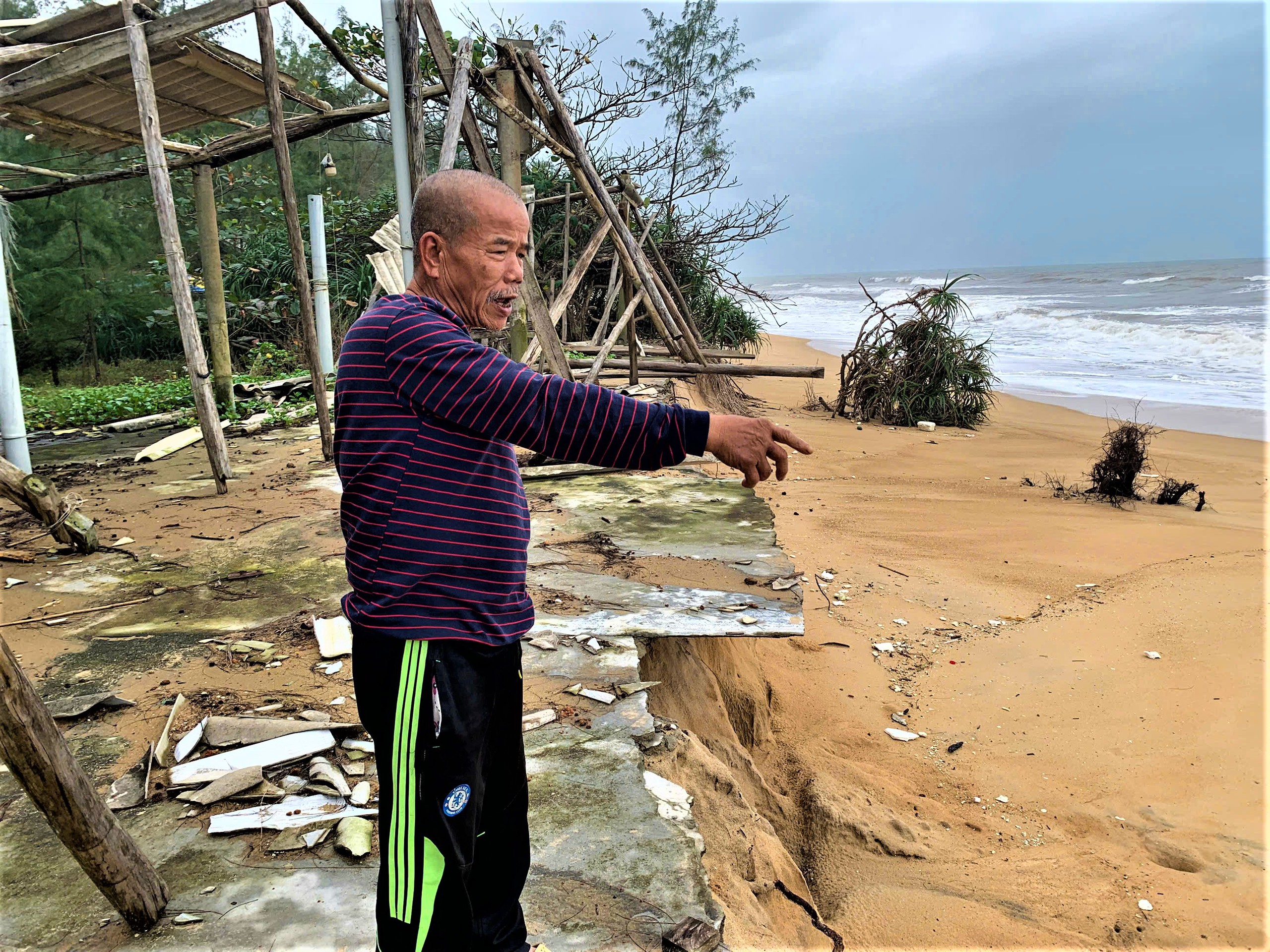 Bờ biển Hàm Rồng tan hoang sau mưa bão, TP Huế lên phương án xử lý khẩn cấp- Ảnh 6. Bờ biển Hàm Rồng tan hoang sau mưa bão, TP Huế lên phương án xử lý khẩn cấp- Ảnh 6.