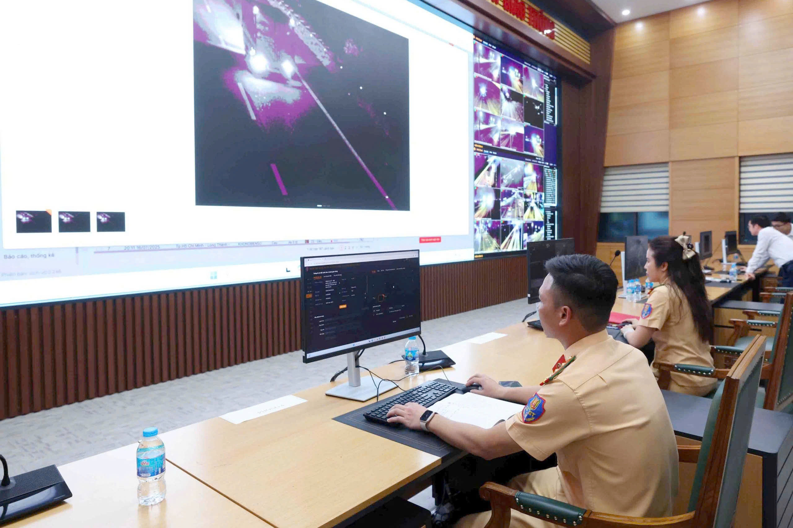 CSGT sẽ kiểm tra 24/24h, nghiêm trị xe hợp đồng trá hình, xe chạy phá lộ trình- Ảnh 3. CSGT sẽ kiểm tra 24/24h, nghiêm trị xe hợp đồng trá hình, xe chạy phá lộ trình- Ảnh 3.