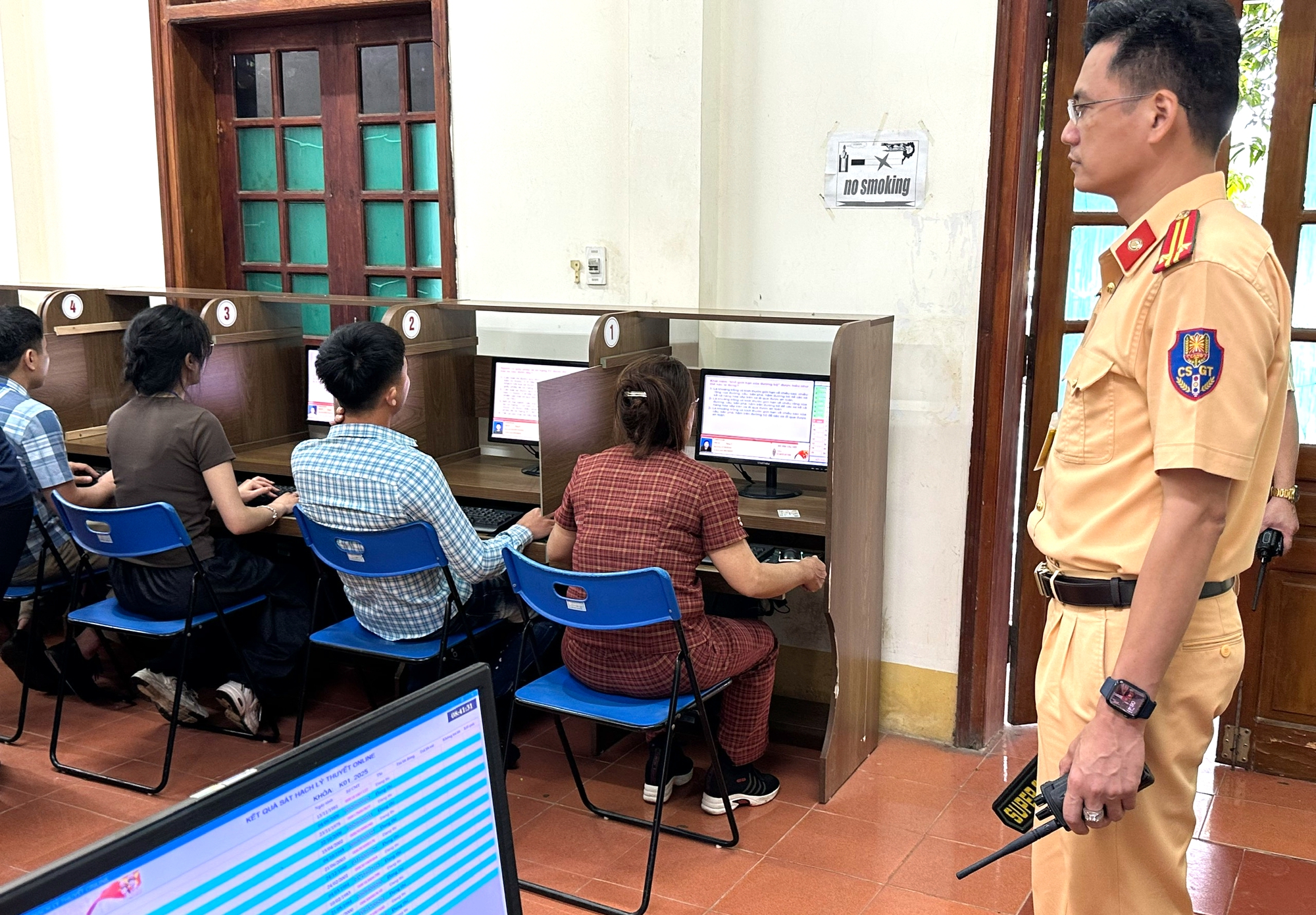 Tuyên Quang: Học viên nhận giấy phép lái xe điện tử ngay sau khi đỗ kỳ thi sát hạch- Ảnh 1. Tuyên Quang: Học viên nhận giấy phép lái xe điện tử ngay sau khi đỗ kỳ thi sát hạch- Ảnh 1.