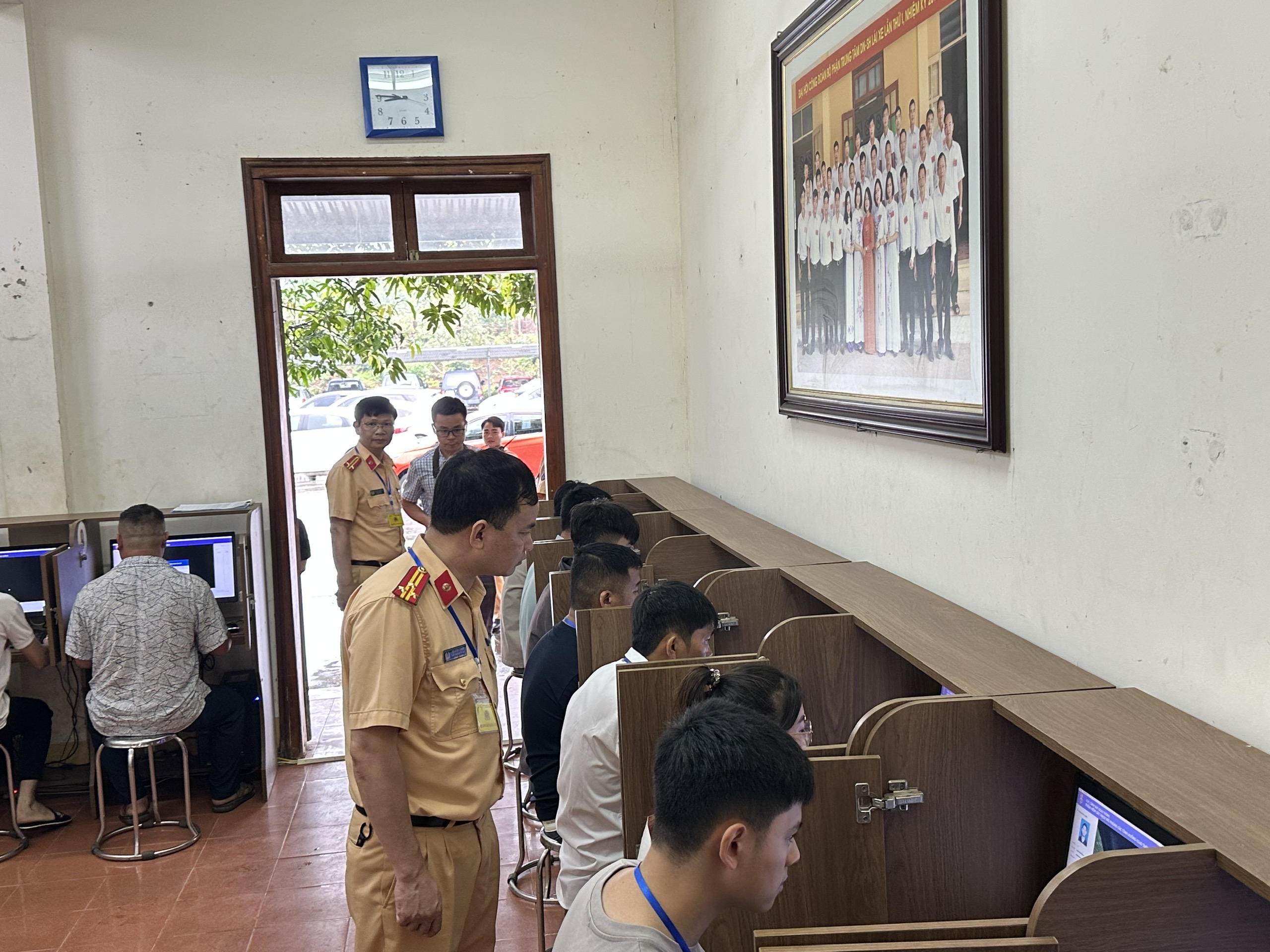 Tuyên Quang: Học viên nhận giấy phép lái xe điện tử ngay sau khi đỗ kỳ thi sát hạch- Ảnh 2. Tuyên Quang: Học viên nhận giấy phép lái xe điện tử ngay sau khi đỗ kỳ thi sát hạch- Ảnh 2.