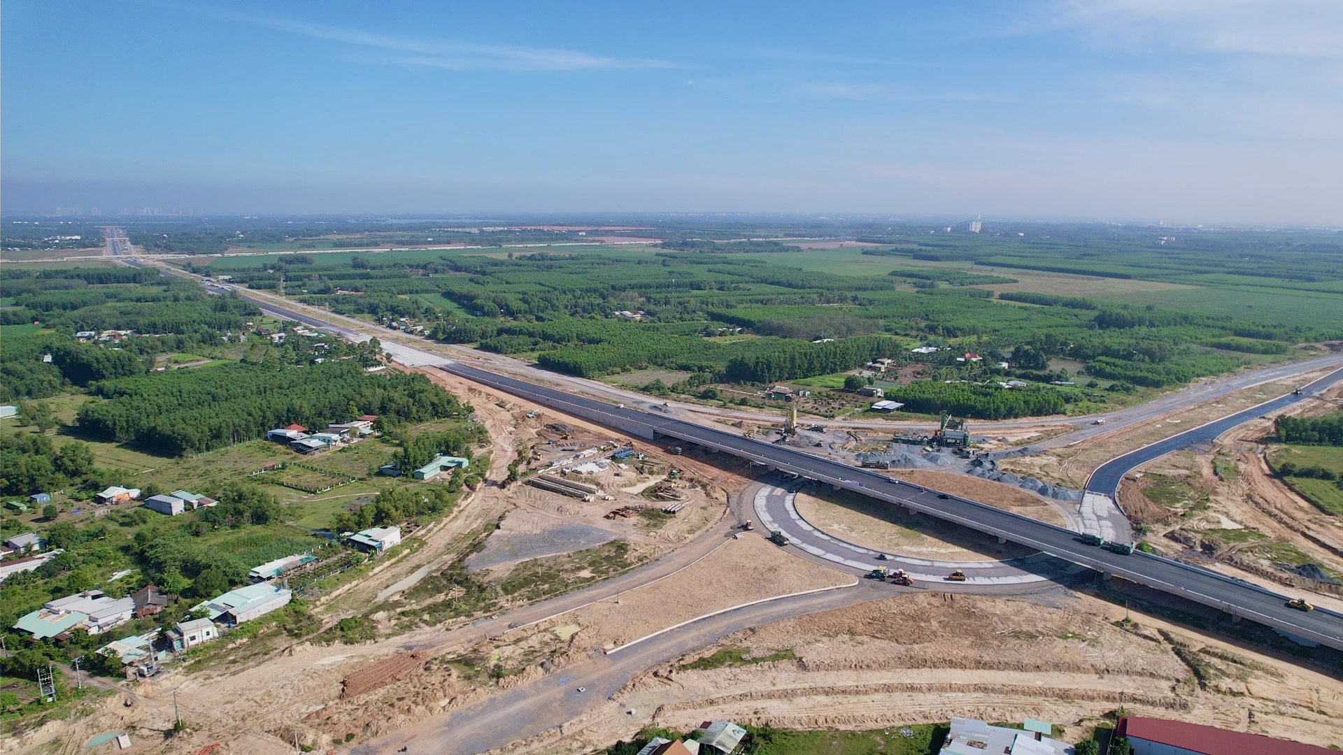 Đồng Nai: Đồng loạt khởi công, thông xe 7 dự án trọng điểm tổng vốn gần 26.000 tỷ đồng- Ảnh 1. Đồng Nai: Đồng loạt khởi công, thông xe 7 dự án trọng điểm tổng vốn gần 26.000 tỷ đồng- Ảnh 1.