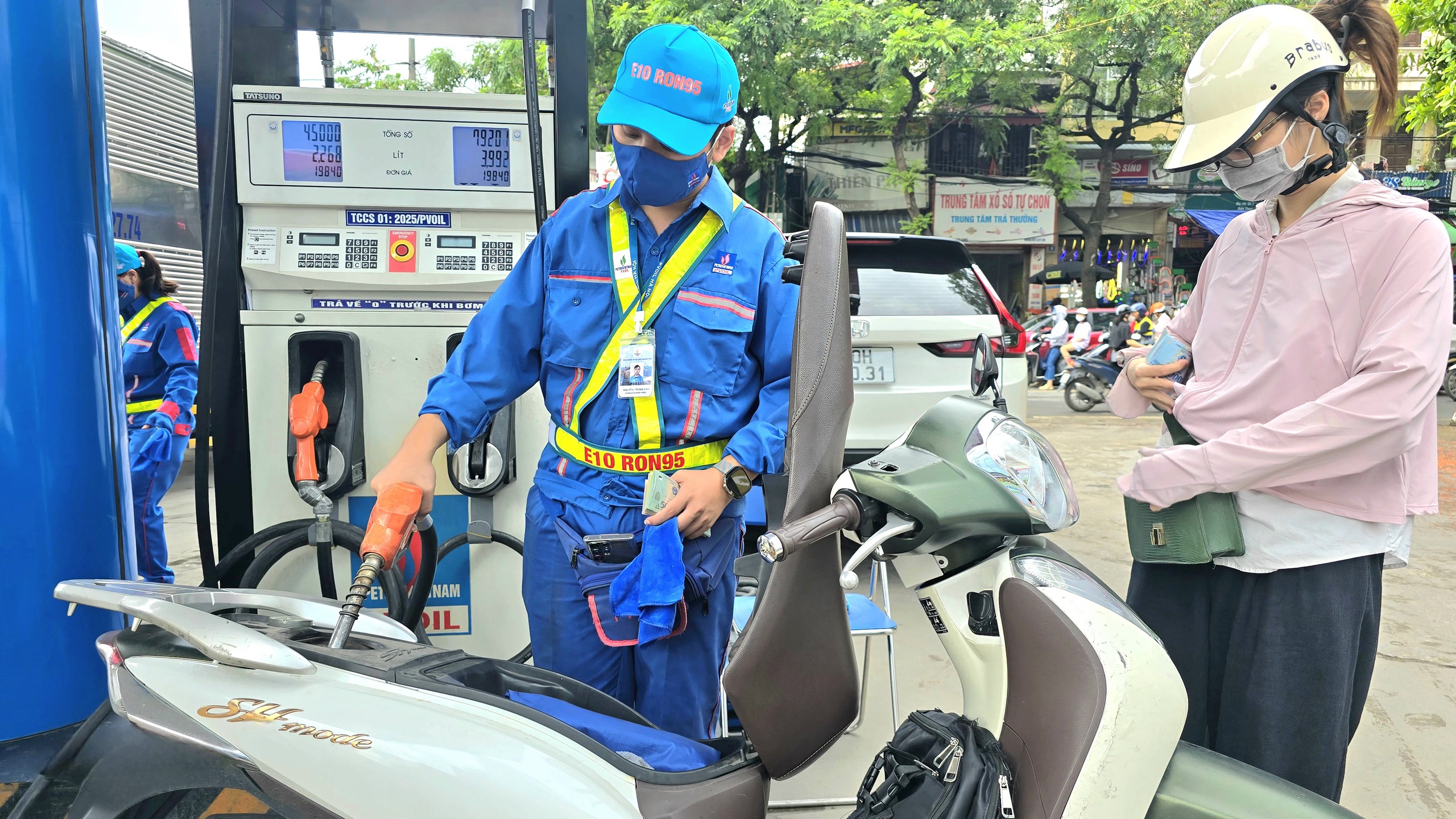 Giá xăng đồng loạt giảm từ chiều 11/12- Ảnh 1. Giá xăng đồng loạt giảm từ chiều 11/12- Ảnh 1.