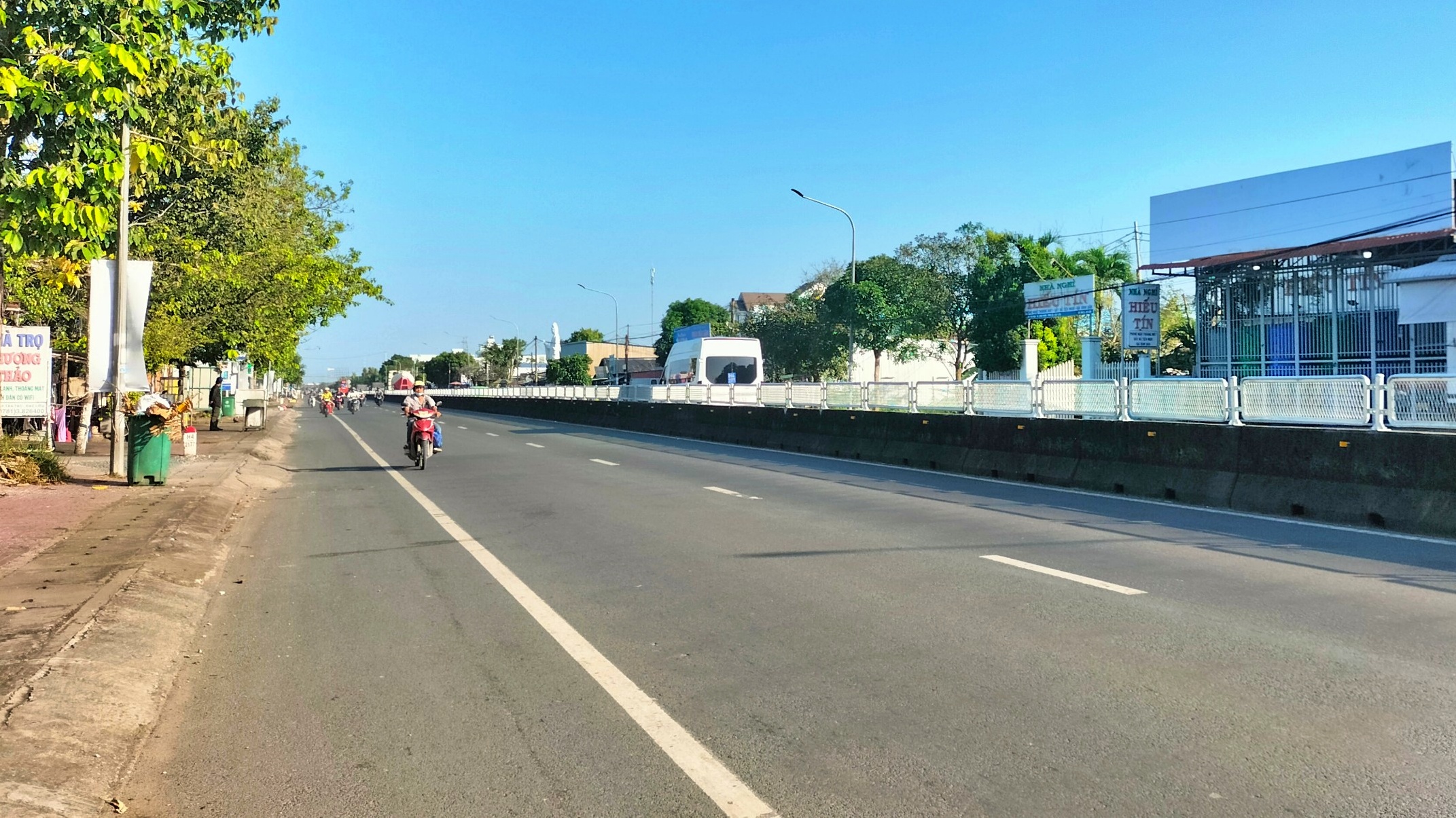 Lắp đặt tấm chống lóa trên dải phân cách cứng dọc quốc lộ 1 qua Cà Mau- Ảnh 1. Lắp đặt tấm chống lóa trên dải phân cách cứng dọc quốc lộ 1 qua Cà Mau- Ảnh 1.