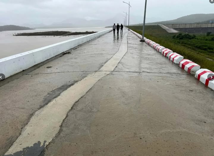 Cơ quan chức năng vào cuộc vụ đập hồ chứa Sông Than bị nứt mặt, thấm nước- Ảnh 3. Cơ quan chức năng vào cuộc vụ đập hồ chứa Sông Than bị nứt mặt, thấm nước- Ảnh 3.