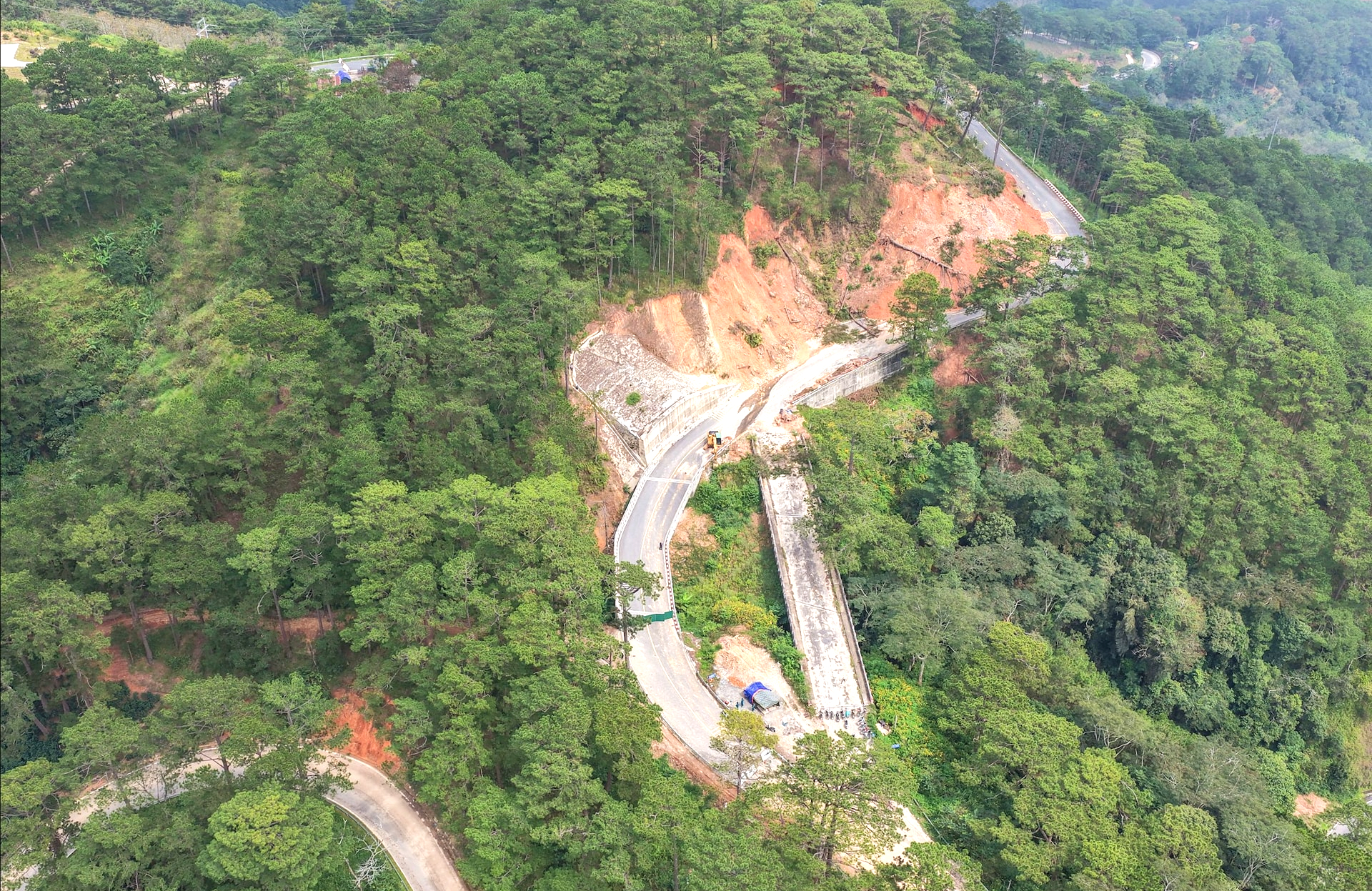 Lâm Đồng: Thông đèo D’ran sau hơn 40 ngày sạt lở, hạn chế phương tiện trọng tải lớn- Ảnh 1. Lâm Đồng: Thông đèo D’ran sau hơn 40 ngày sạt lở, hạn chế phương tiện trọng tải lớn- Ảnh 1.