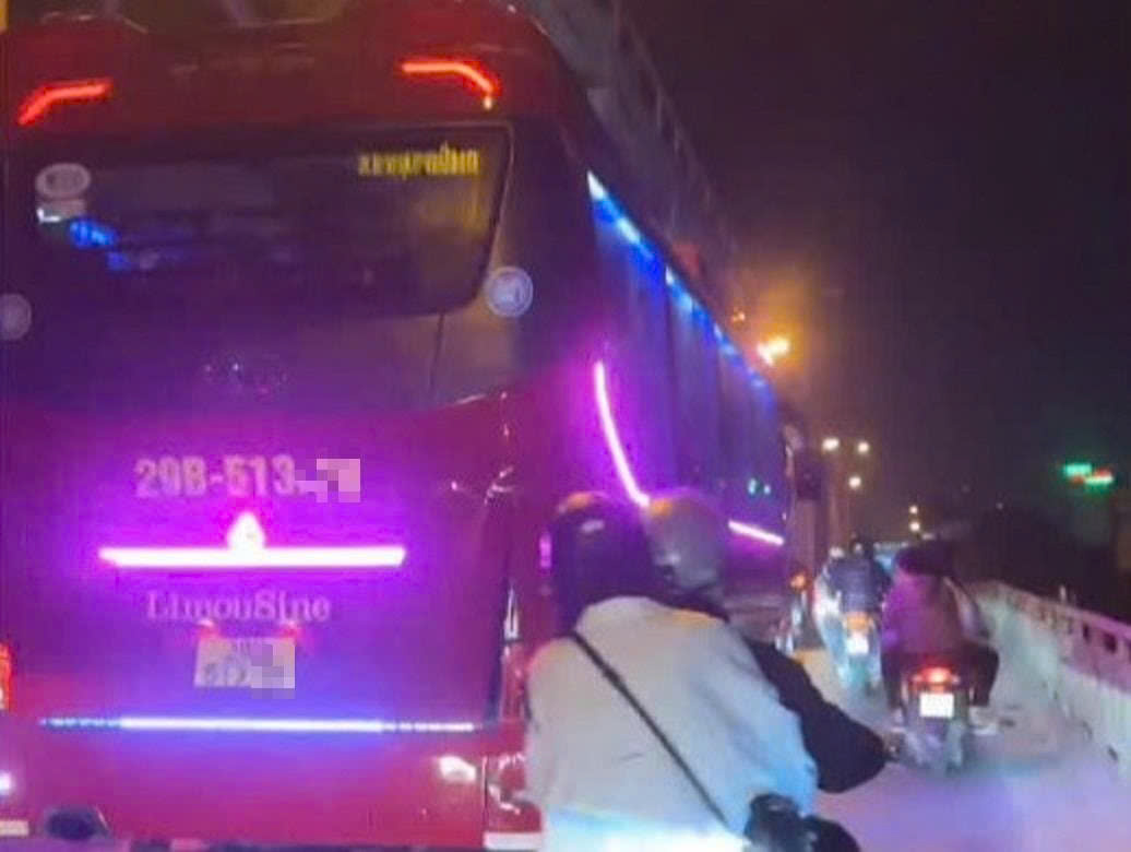 Hà Nội: Xử lý tài xế xe khách bật còi hơi, ép xe trên cầu Chương Dương- Ảnh 1. Hà Nội: Xử lý tài xế xe khách bật còi hơi, ép xe trên cầu Chương Dương- Ảnh 1.