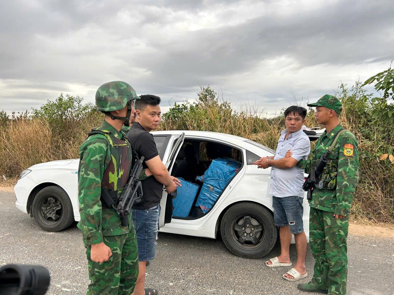 Biên phòng Tây Ninh bắt 2 đối tượng vận chuyển gần 420kg pháo lậu- Ảnh 1.