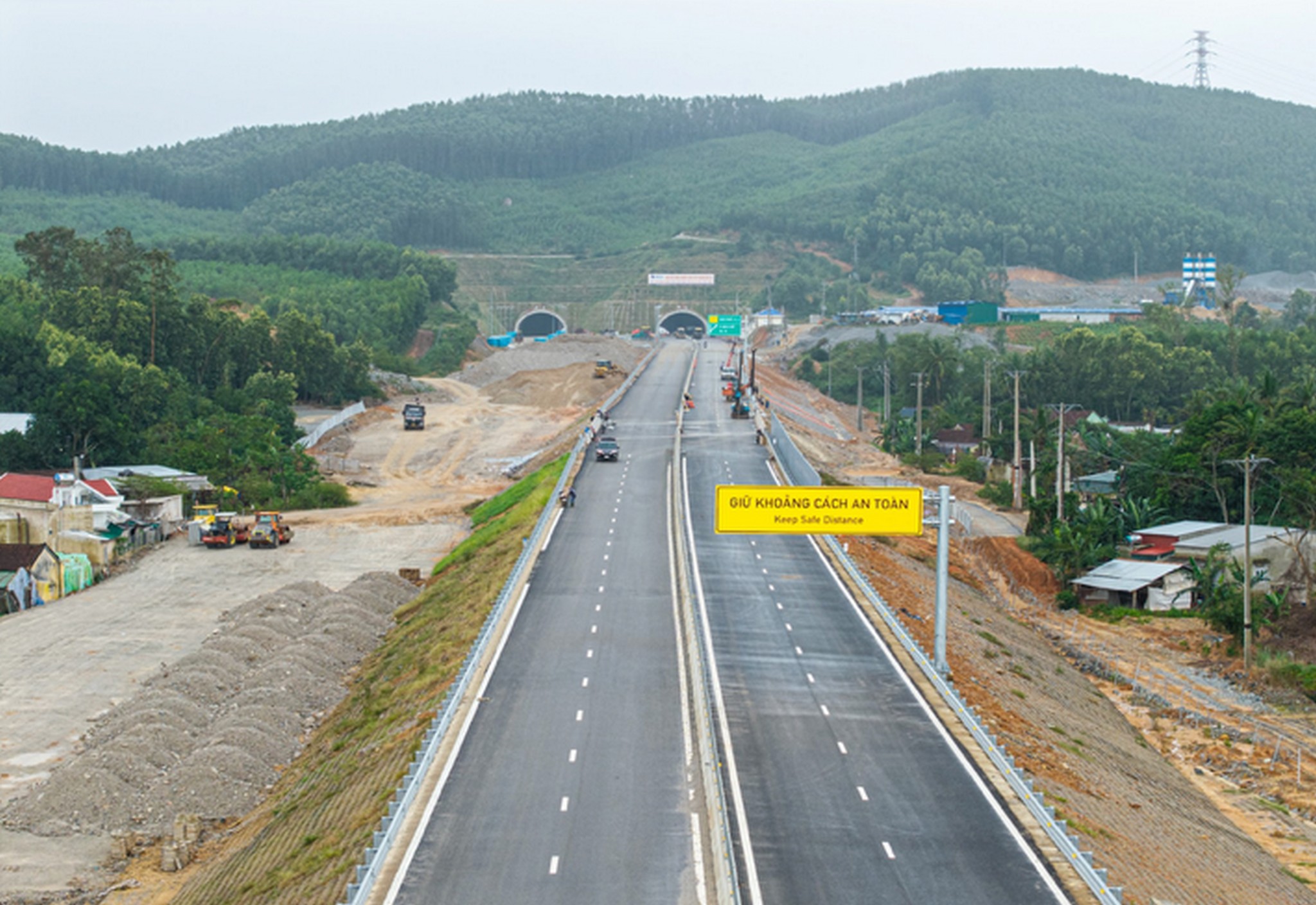 Cận cảnh 88km cao tốc qua Quảng Ngãi, Gia Lai sắp khánh thành- Ảnh 4. Cận cảnh 88km cao tốc qua Quảng Ngãi, Gia Lai sắp khánh thành- Ảnh 4.