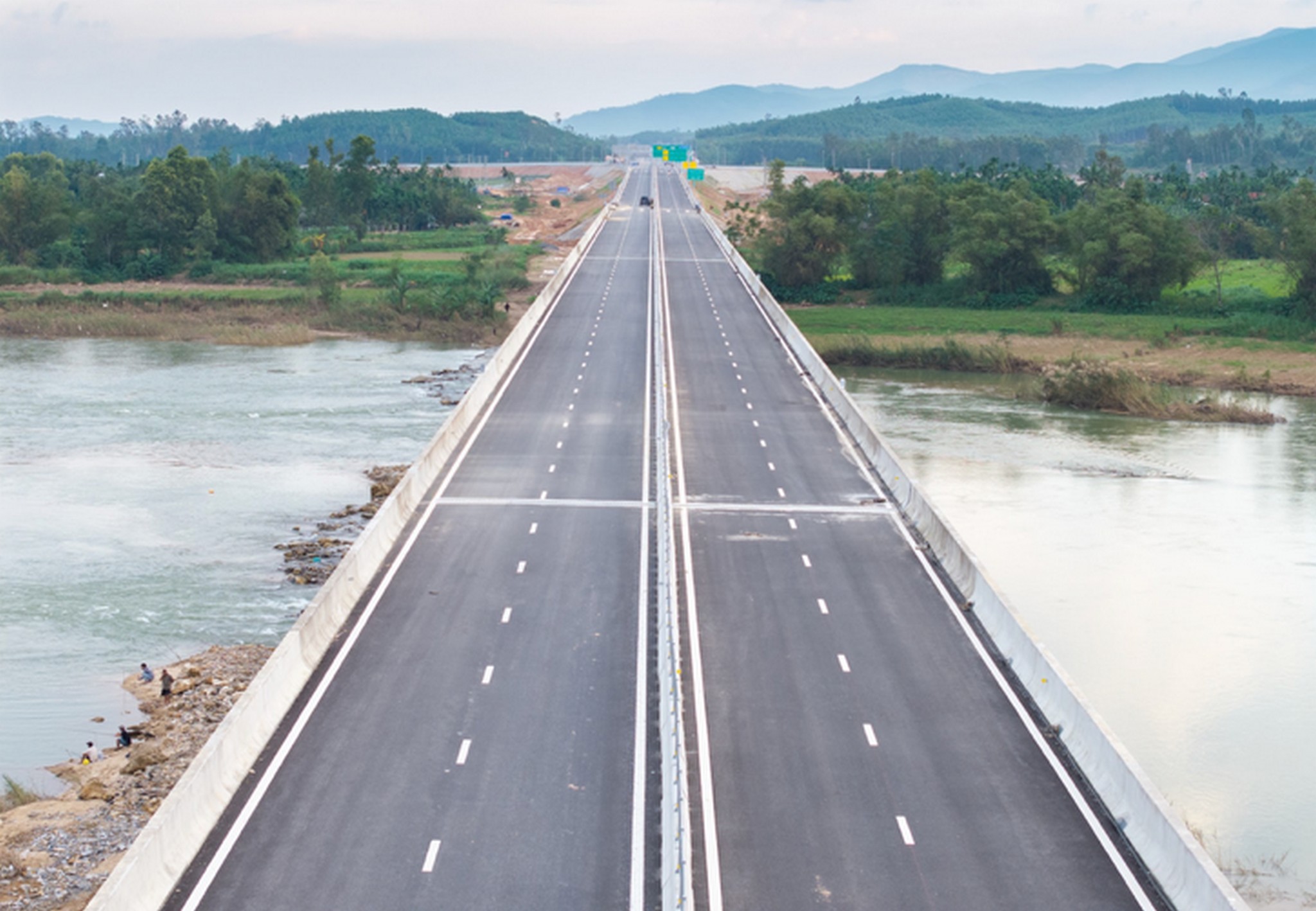 Cận cảnh 88km cao tốc qua Quảng Ngãi, Gia Lai sắp khánh thành- Ảnh 7. Cận cảnh 88km cao tốc qua Quảng Ngãi, Gia Lai sắp khánh thành- Ảnh 7.