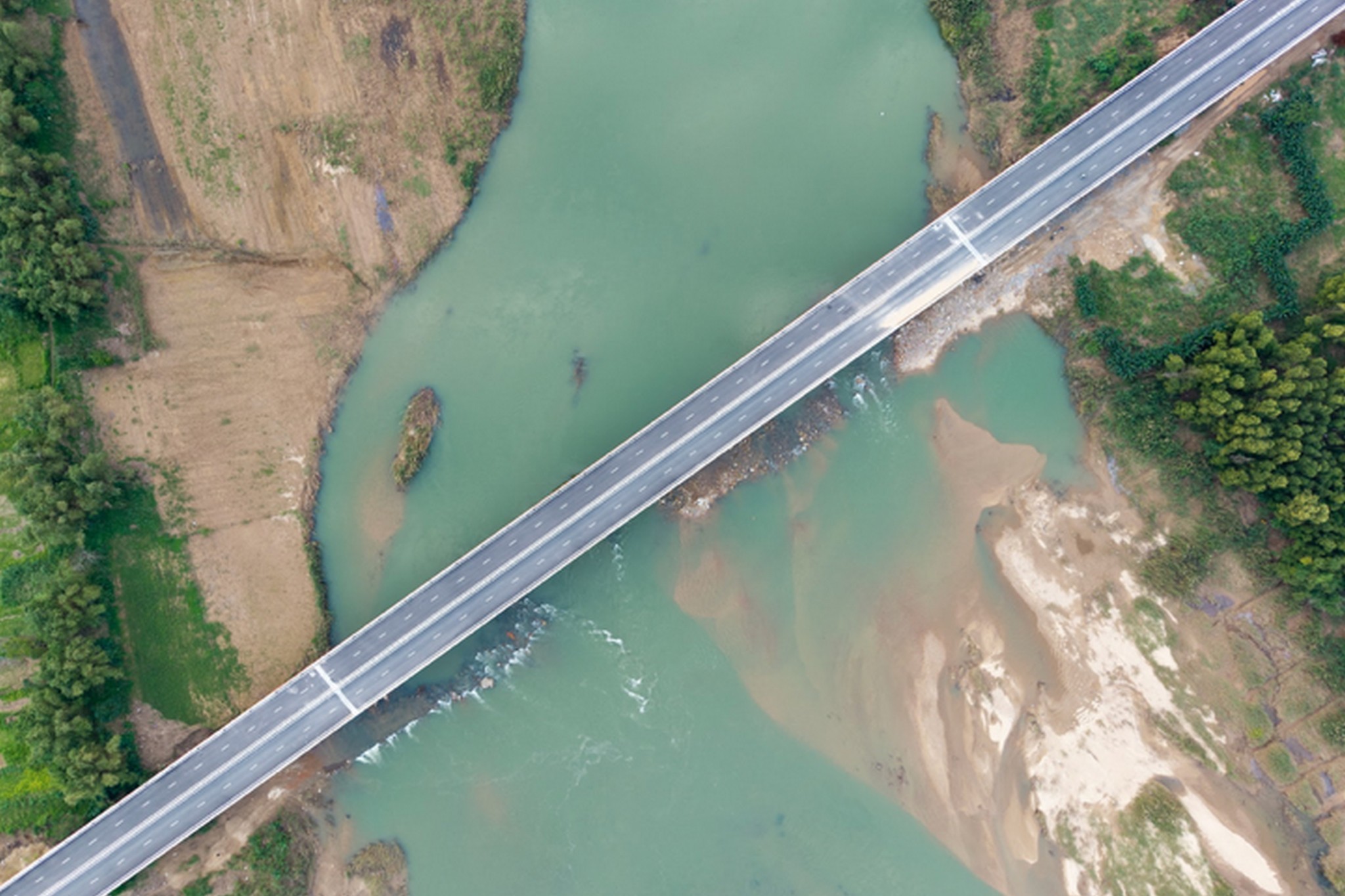 Cận cảnh 88km cao tốc qua Quảng Ngãi, Gia Lai sắp khánh thành- Ảnh 8. Cận cảnh 88km cao tốc qua Quảng Ngãi, Gia Lai sắp khánh thành- Ảnh 8.