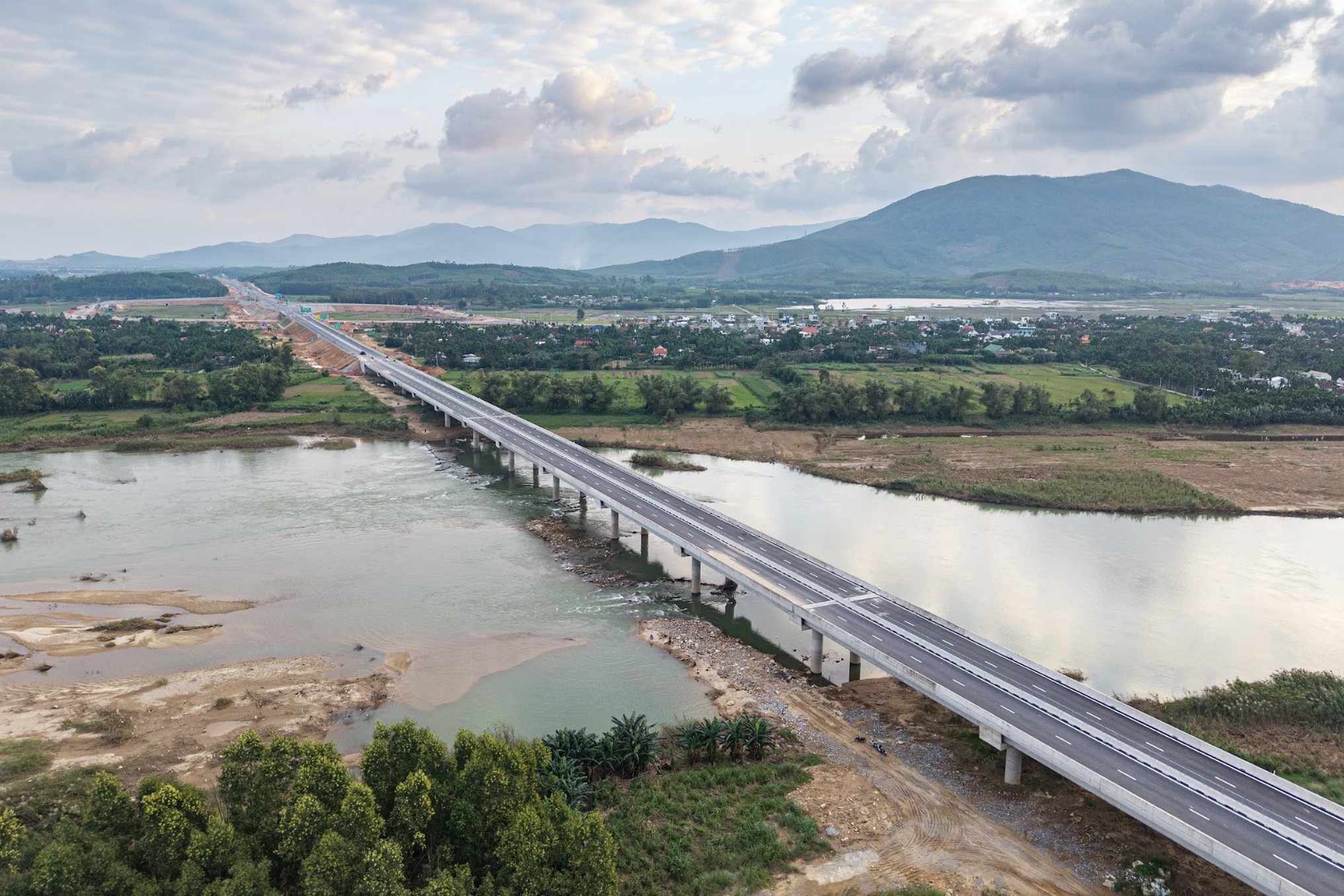 Cận cảnh 88km cao tốc qua Quảng Ngãi, Gia Lai sắp khánh thành- Ảnh 6. Cận cảnh 88km cao tốc qua Quảng Ngãi, Gia Lai sắp khánh thành- Ảnh 6.