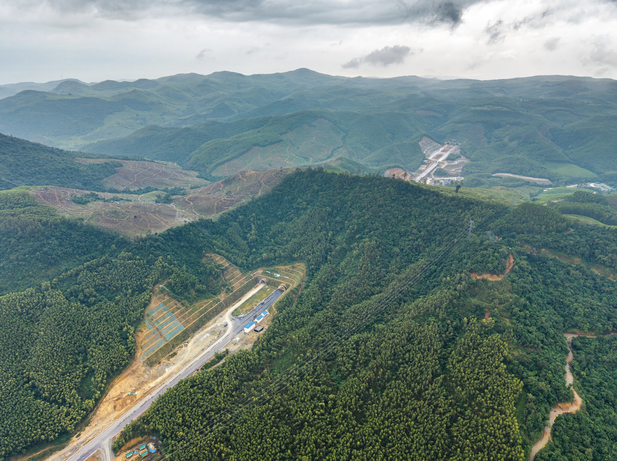 Cận cảnh 88km cao tốc qua Quảng Ngãi, Gia Lai sắp khánh thành- Ảnh 9. Cận cảnh 88km cao tốc qua Quảng Ngãi, Gia Lai sắp khánh thành- Ảnh 9.