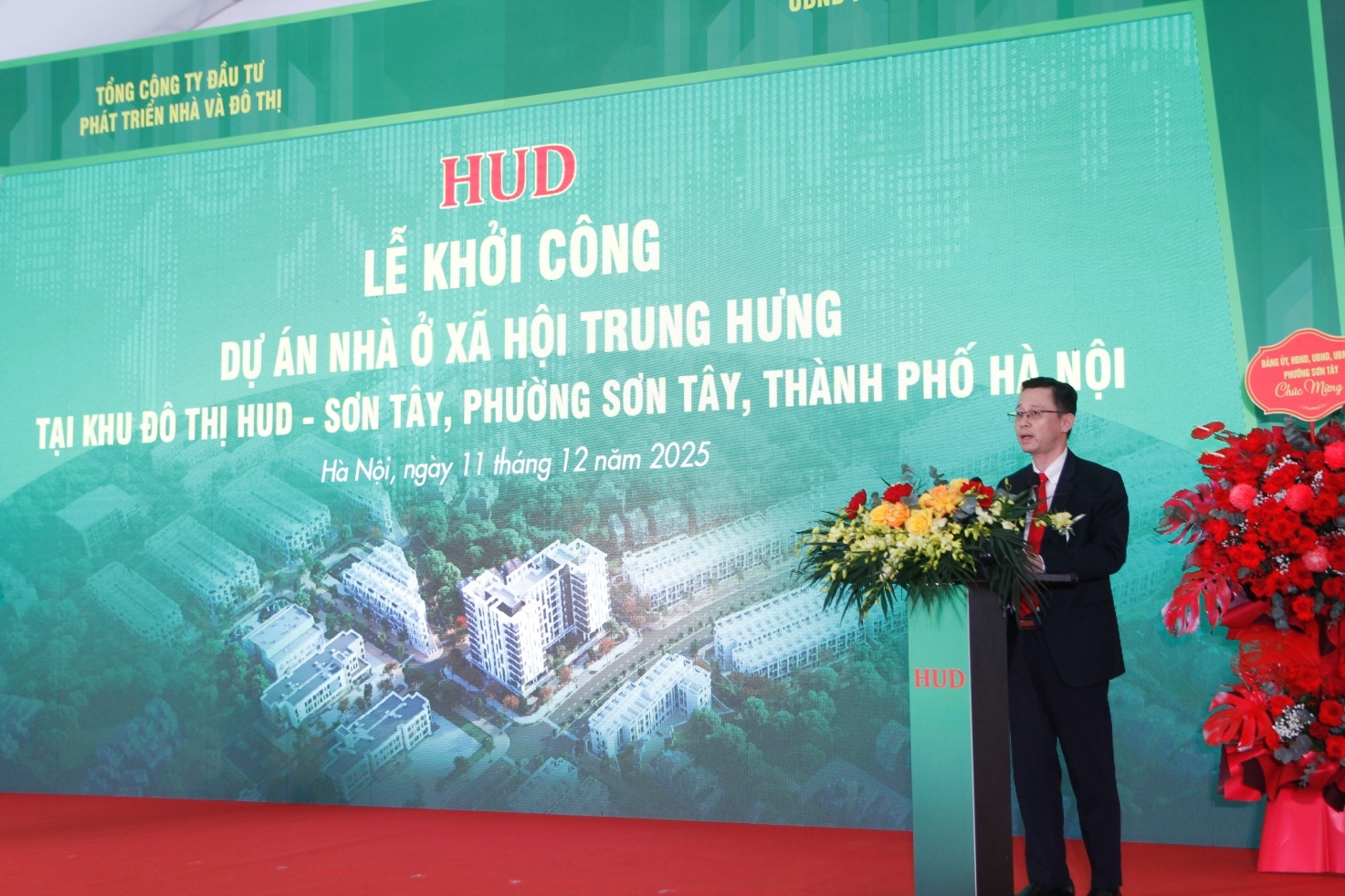 Ông Lê Tuấn Dũng, Phó Tổng giám đốc HUD cho biết, Tổng công ty đã hoàn thành gần 300.000m² sàn, tương đương khoảng 3.500 căn nhà ở xã hội. Ông Lê Tuấn Dũng, Phó Tổng giám đốc HUD cho biết, Tổng công ty đã hoàn thành gần 300.000m² sàn, tương đương khoảng 3.500 căn nhà ở xã hội.