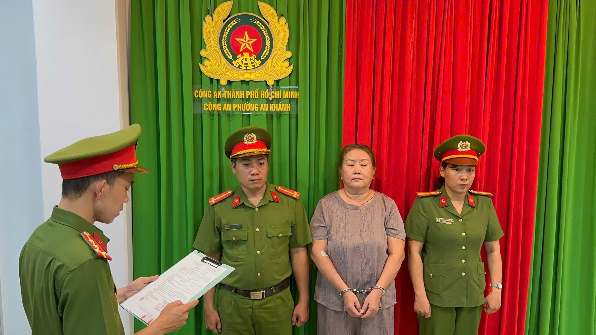 TP.HCM: Bắt tạm giam người phụ nữ gây ô nhiễm môi trường vì chôn lấp 2.900 tấn chất thải- Ảnh 1. TP.HCM: Bắt tạm giam người phụ nữ gây ô nhiễm môi trường vì chôn lấp 2.900 tấn chất thải- Ảnh 1.