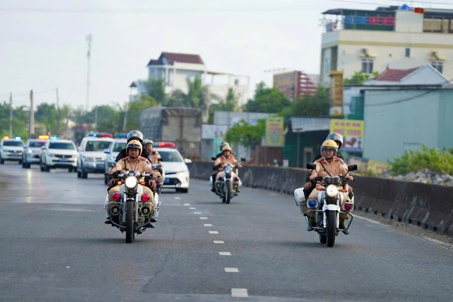 Khánh Hòa tăng cường siết chặt an toàn giao thông dịp cuối năm- Ảnh 1.