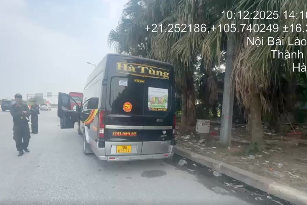 CSGT tổng kiểm tra ô tô khách vào cao tốc: Một ngày xử phạt hơn 100 tài xế và chủ xe- Ảnh 1. CSGT tổng kiểm tra ô tô khách vào cao tốc: Một ngày xử phạt hơn 100 tài xế và chủ xe- Ảnh 1.