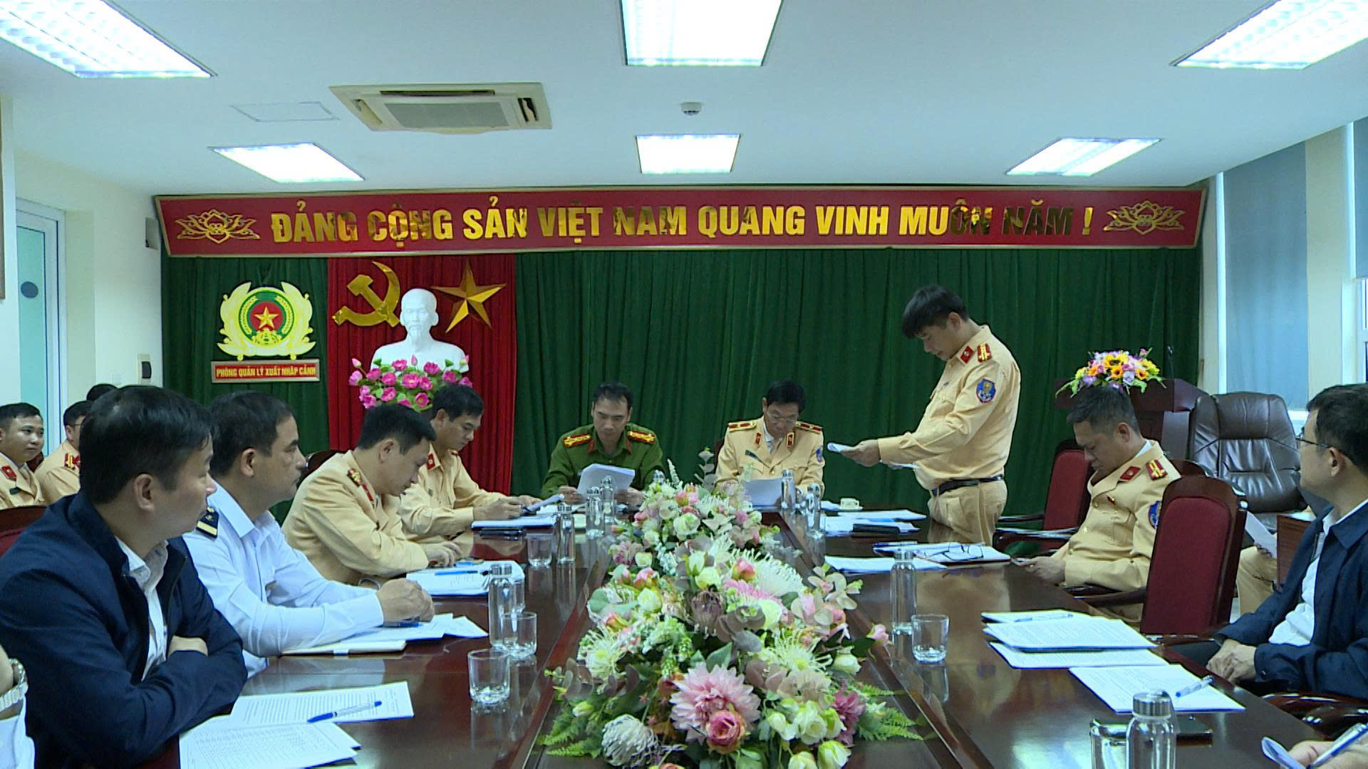 Không có “vùng cấm” trong xử lý vi phạm đường thủy trên sông Hồng- Ảnh 2. Không có “vùng cấm” trong xử lý vi phạm đường thủy trên sông Hồng- Ảnh 2.