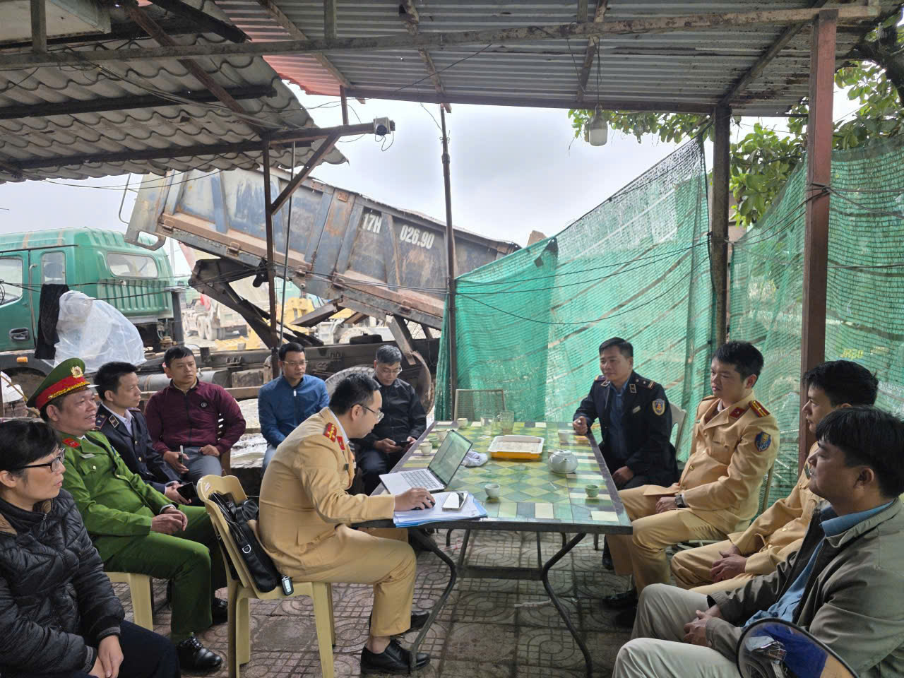 Không có “vùng cấm” trong xử lý vi phạm đường thủy trên sông Hồng- Ảnh 1. Không có “vùng cấm” trong xử lý vi phạm đường thủy trên sông Hồng- Ảnh 1.