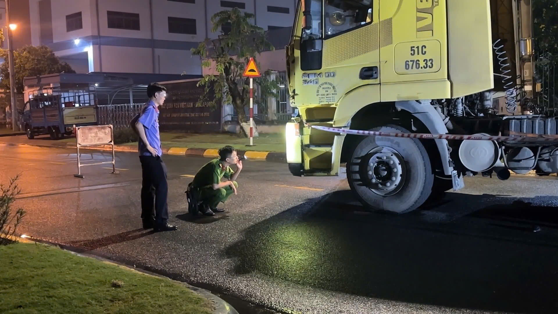 TP.HCM: Xe container va chạm xe máy, người đàn ông tử vong thương tâm- Ảnh 1. TP.HCM: Xe container va chạm xe máy, người đàn ông tử vong thương tâm- Ảnh 1.
