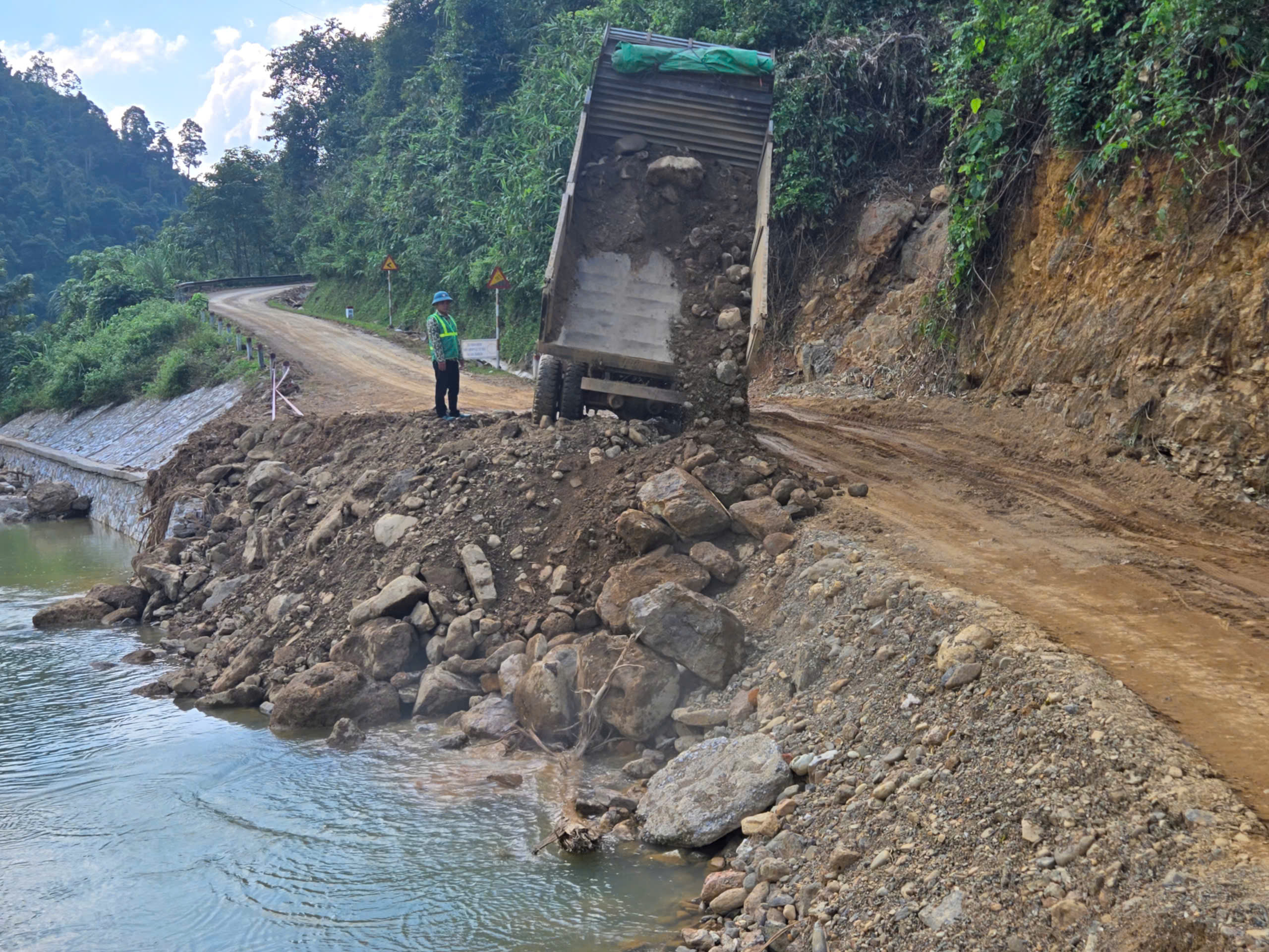 Thái Nguyên tăng tốc khắc phục sạt lở giao thông theo Thông tư 40- Ảnh 7. Thái Nguyên tăng tốc khắc phục sạt lở giao thông theo Thông tư 40- Ảnh 7.