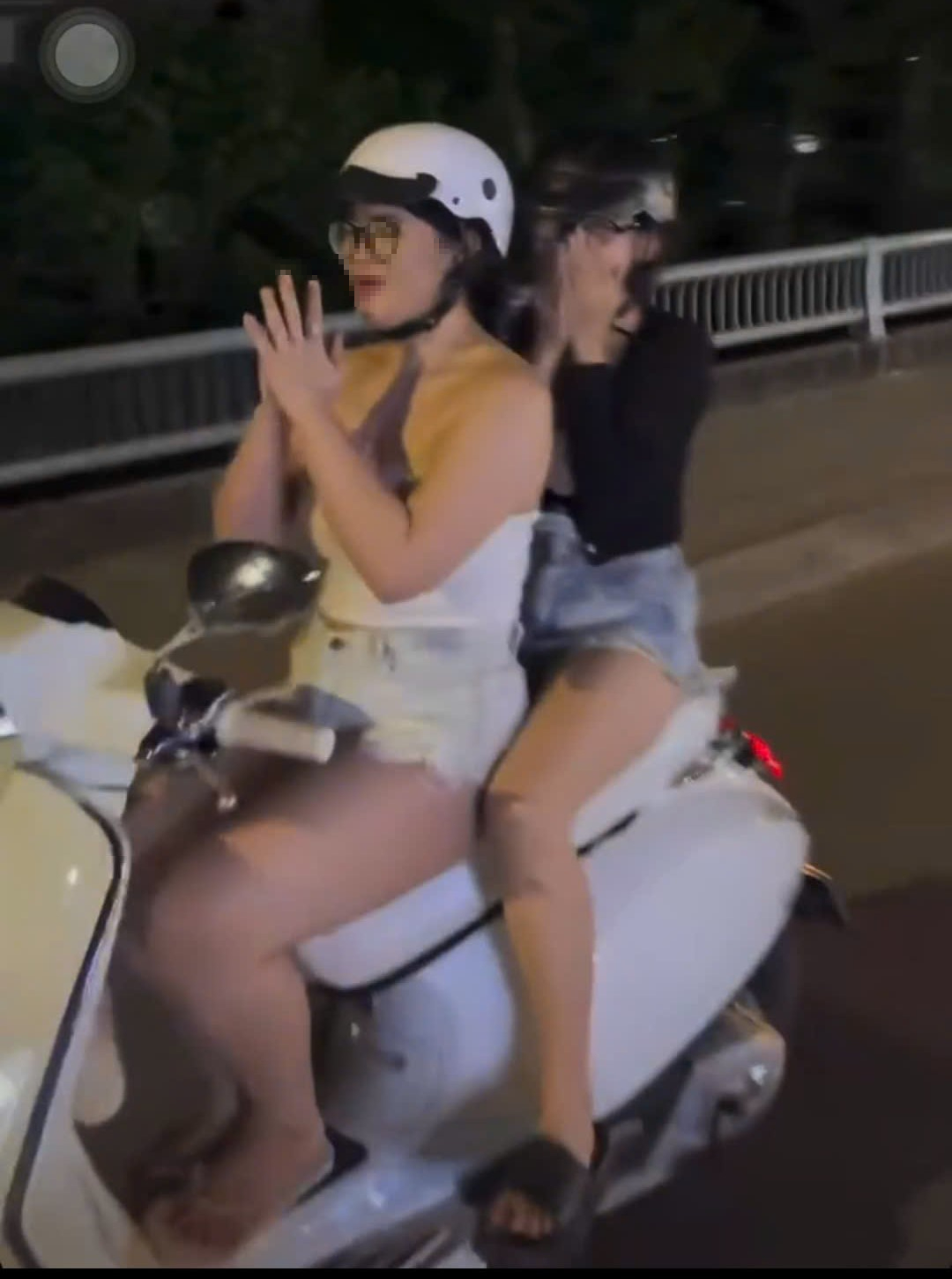 Công an xác minh vụ việc cô gái điều khiển xe máy buông hai tay vái lạy người khác- Ảnh 1. Công an xác minh vụ việc cô gái điều khiển xe máy buông hai tay vái lạy người khác- Ảnh 1.