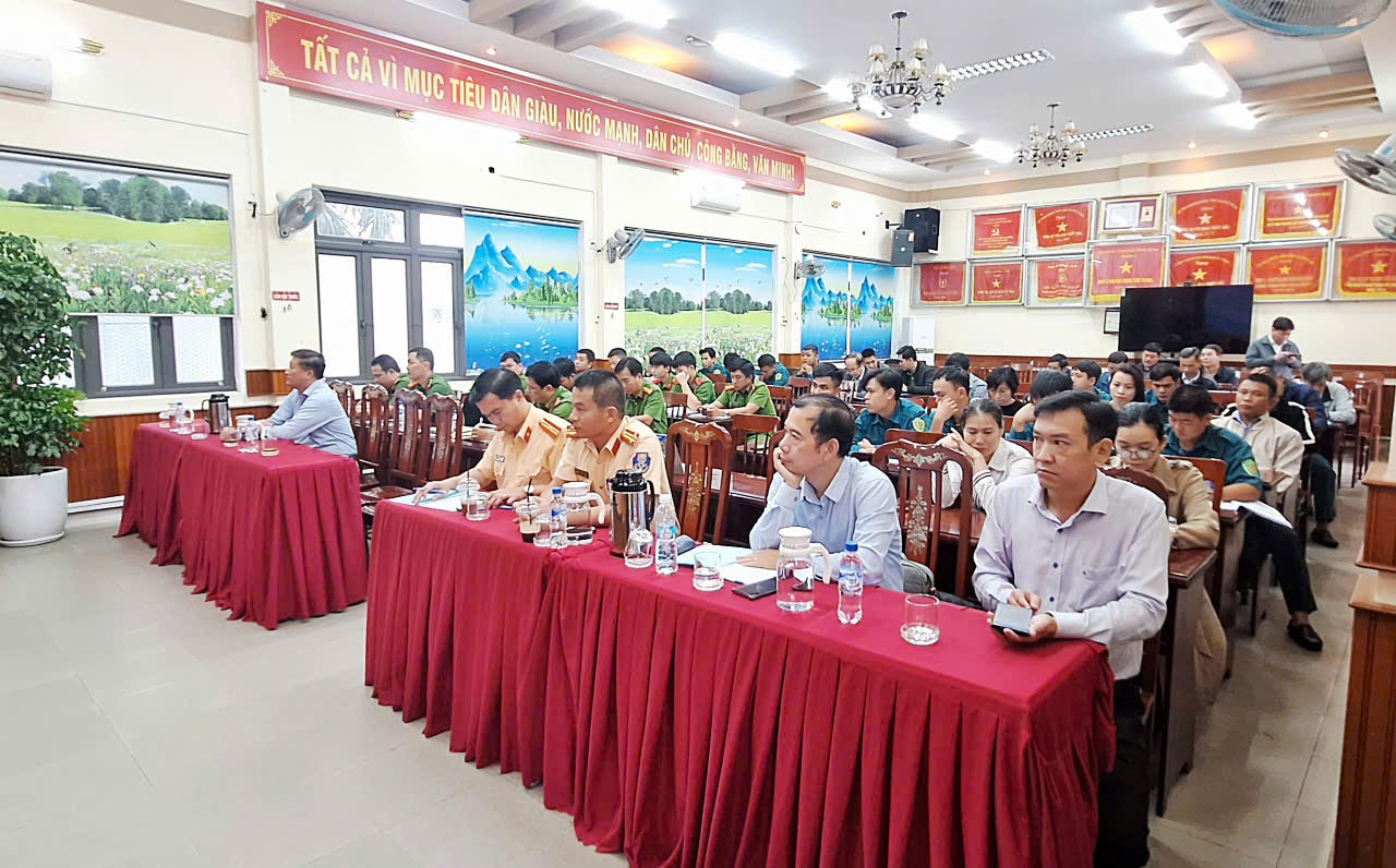 Quảng Ngãi: Phổ biến pháp luật về ATGT đường thủy nội địa đến người dân và doanh nghiệp- Ảnh 2. Quảng Ngãi: Phổ biến pháp luật về ATGT đường thủy nội địa đến người dân và doanh nghiệp- Ảnh 2.