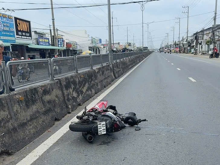Xe máy tông trúng người đi bộ, hai người tử vong trên QL1 ở Đồng Tháp- Ảnh 1. Xe máy tông trúng người đi bộ, hai người tử vong trên QL1 ở Đồng Tháp- Ảnh 1.