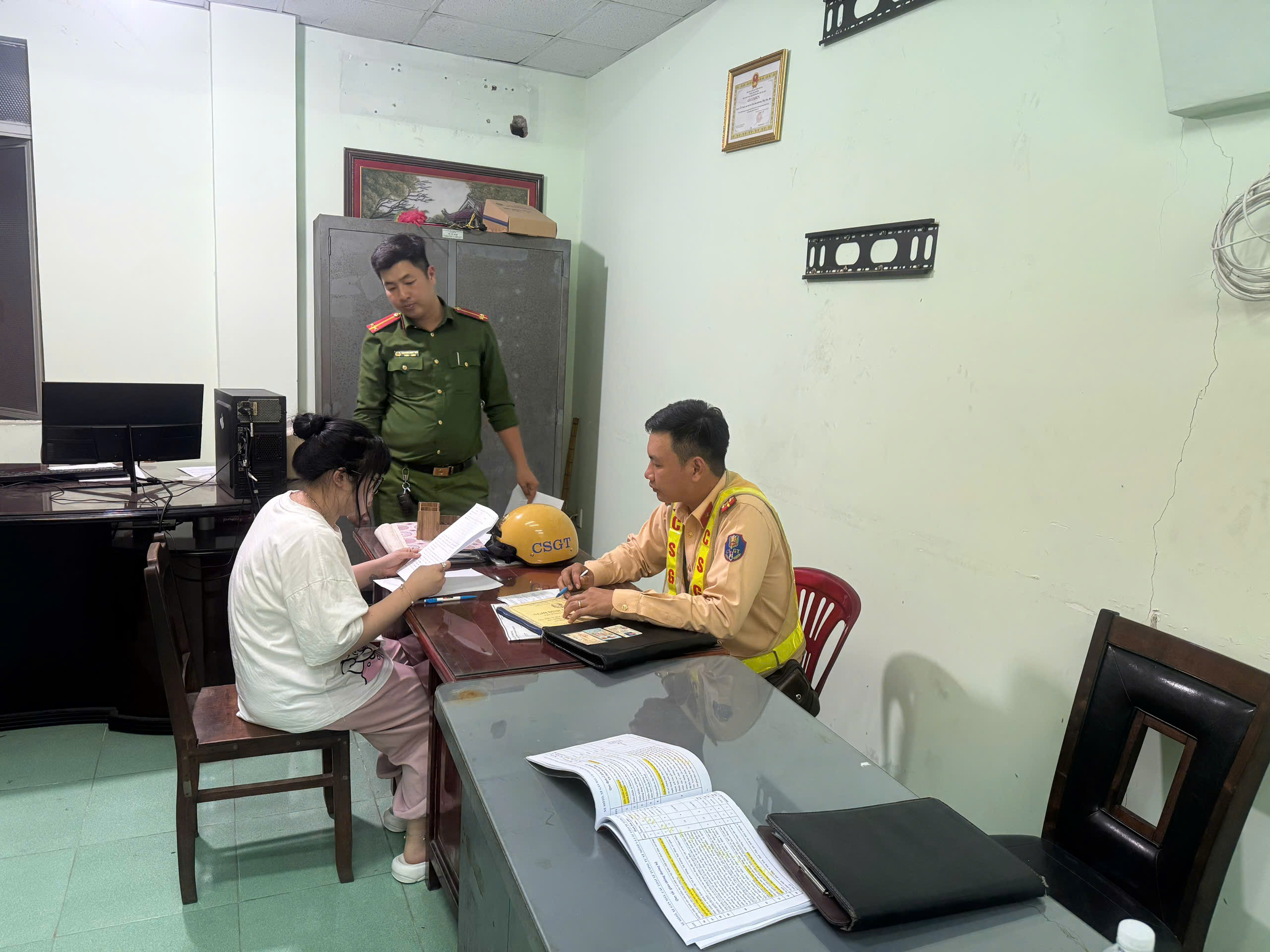 Tịch thu phương tiện, tước giấy phép lái xe của cô gái buông hai tay khi điều khiển xe máy- Ảnh 1. Tịch thu phương tiện, tước giấy phép lái xe của cô gái buông hai tay khi điều khiển xe máy- Ảnh 1.