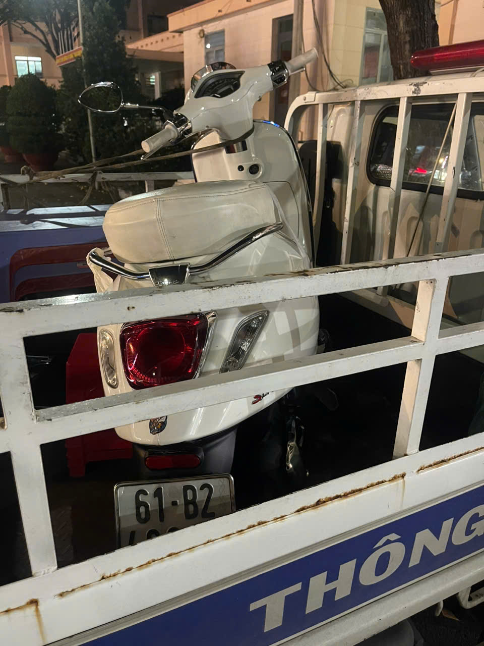 Tịch thu phương tiện, tước giấy phép lái xe của cô gái buông hai tay khi điều khiển xe máy- Ảnh 2. Tịch thu phương tiện, tước giấy phép lái xe của cô gái buông hai tay khi điều khiển xe máy- Ảnh 2.