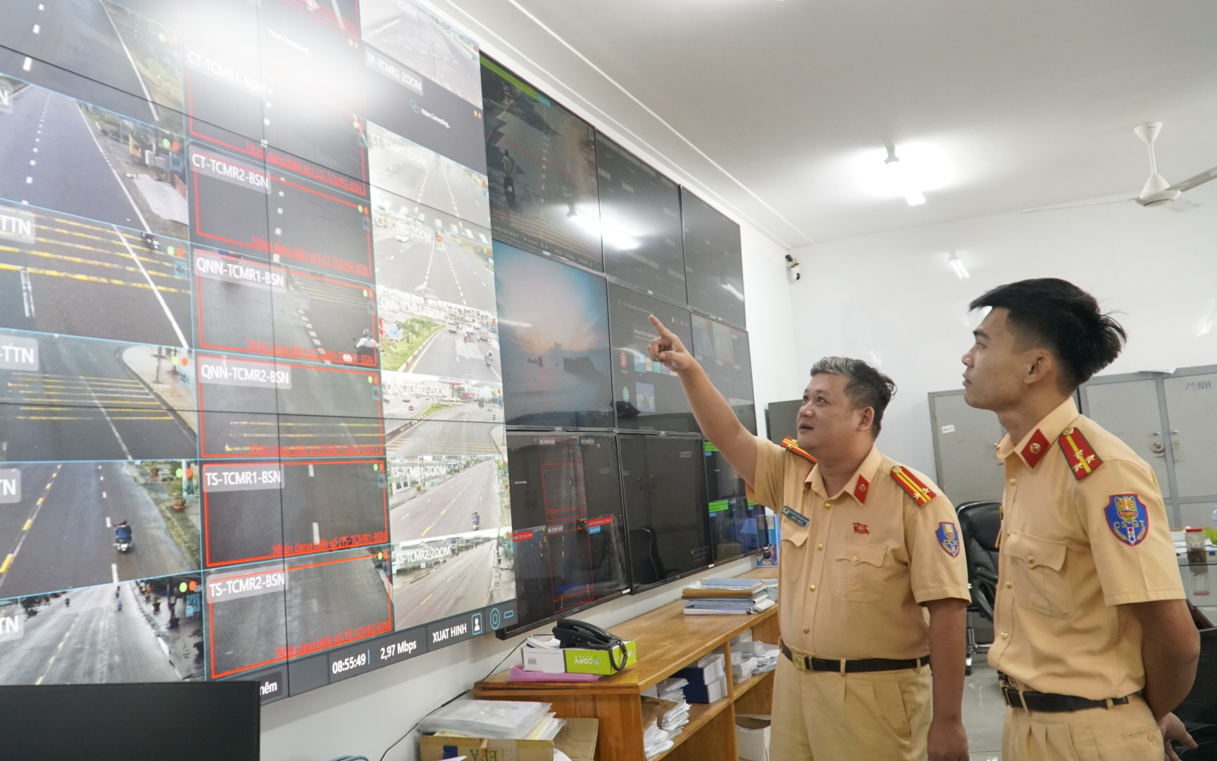 Gia Lai ra quân cao điểm trấn áp tội phạm dịp đại hội Đảng và Tết- Ảnh 4. Gia Lai tăng cường hiệu quả quản lý giao thông qua hệ thống camera phạt nguội