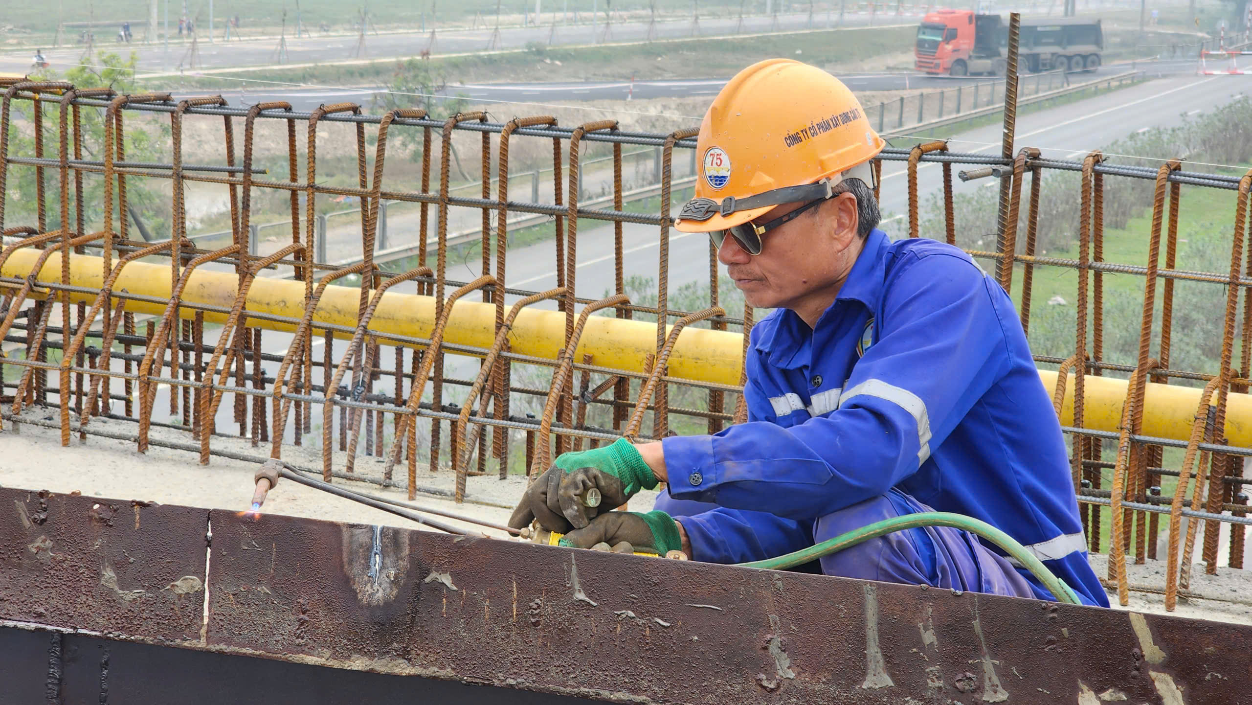 Bắc Ninh: Cầu vượt nối khu công nghiệp ở dự án đường nghìn tỷ đồng sắp về đích- Ảnh 13.