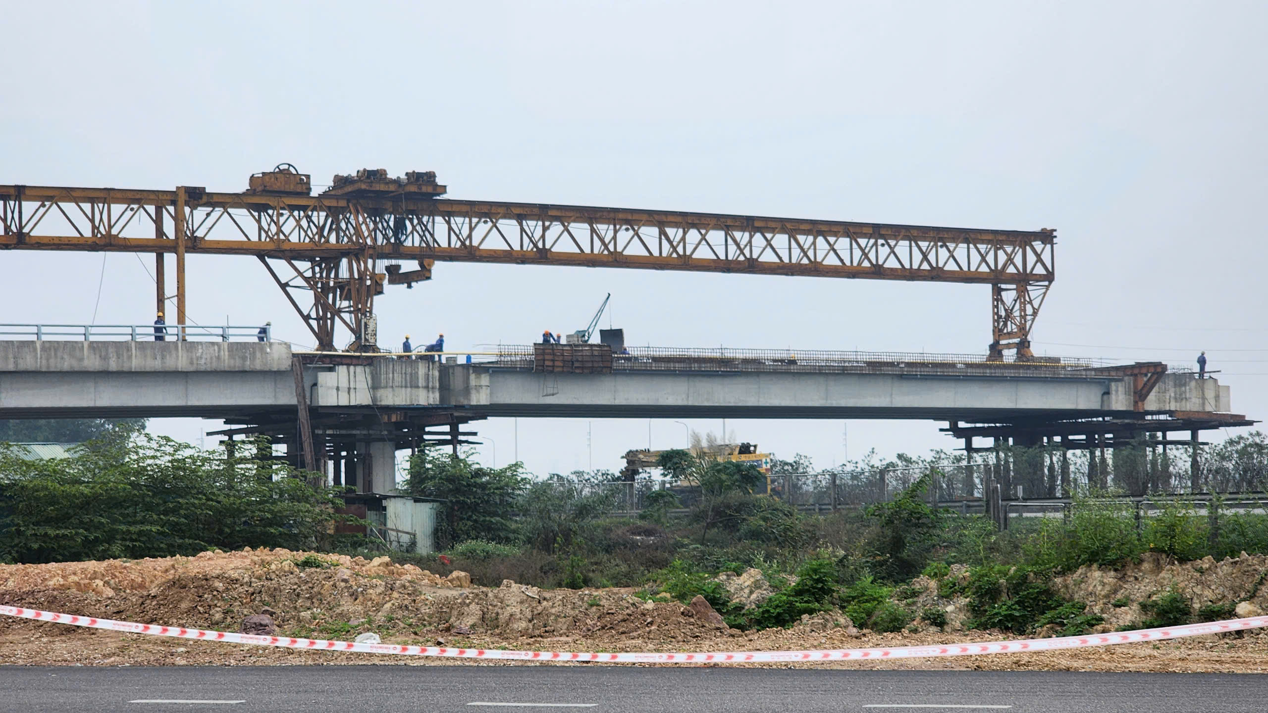 Bắc Ninh: Cầu vượt nối khu công nghiệp ở dự án đường nghìn tỷ đồng sắp về đích- Ảnh 3.