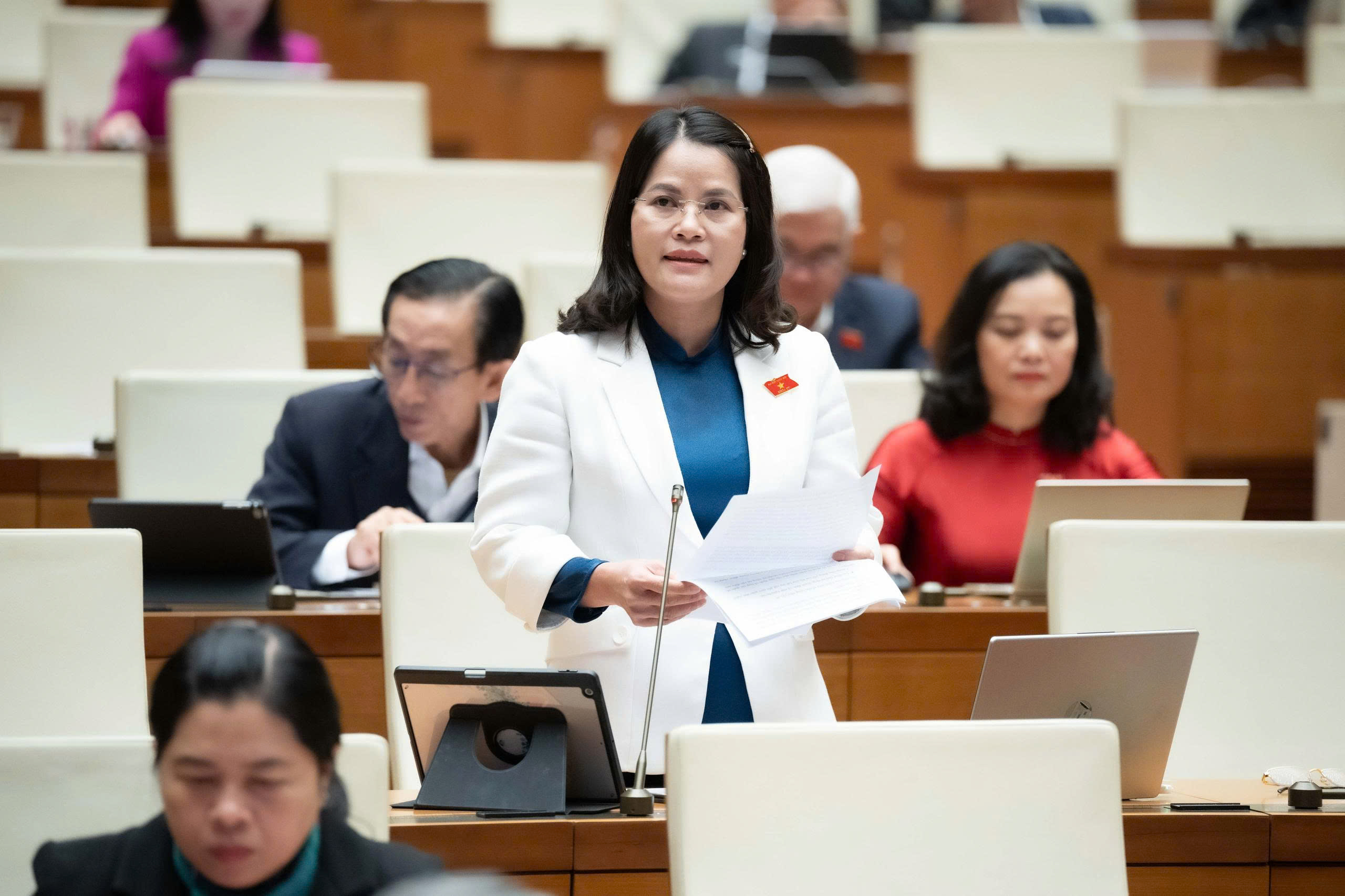 Những buổi tối không nghỉ, chuyến xe vừa đi vừa làm góp phần tạo nên kỷ lục kỳ họp thứ 10- Ảnh 3.