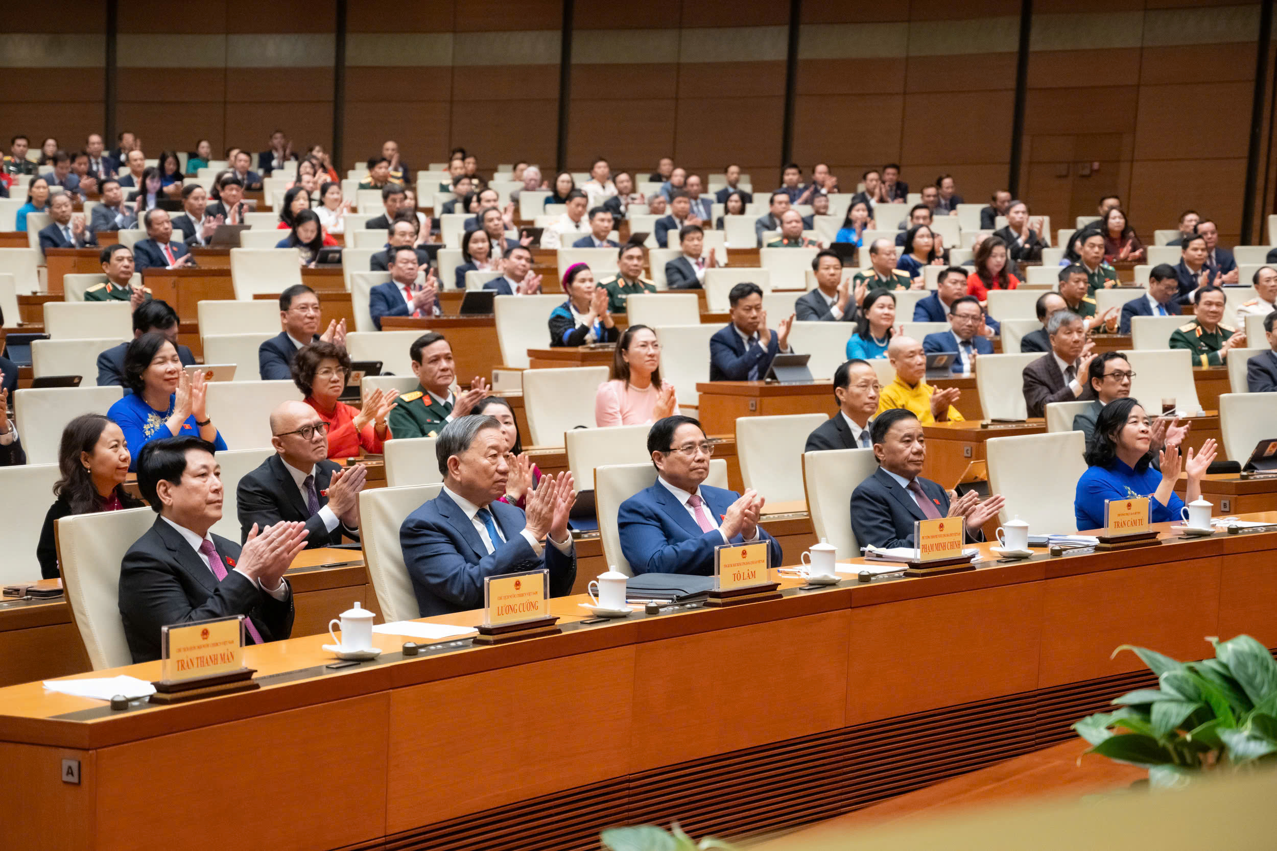 Những buổi tối không nghỉ, chuyến xe vừa đi vừa làm góp phần tạo nên kỷ lục kỳ họp thứ 10- Ảnh 1.