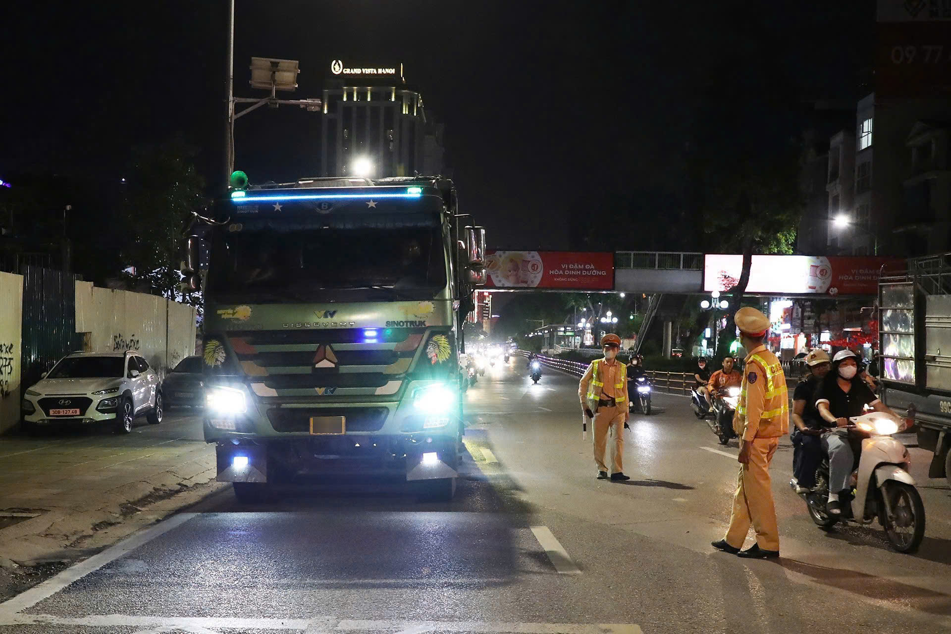 Hà Nội siết tải trọng dịp cận Tết: Hơn 50 xe tải vi phạm bị xử lý trong 3 tuần- Ảnh 1. Hà Nội siết tải trọng dịp cận Tết: Hơn 50 xe tải vi phạm bị xử lý trong 3 tuần- Ảnh 1.