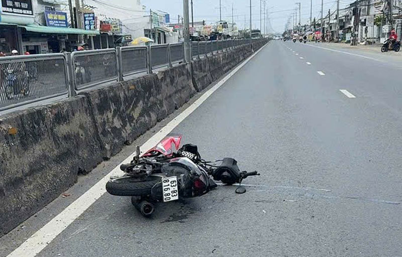 Chiếc xe máy tại hiện trường vụ tai nạn. Chiếc xe máy tại hiện trường vụ tai nạn.