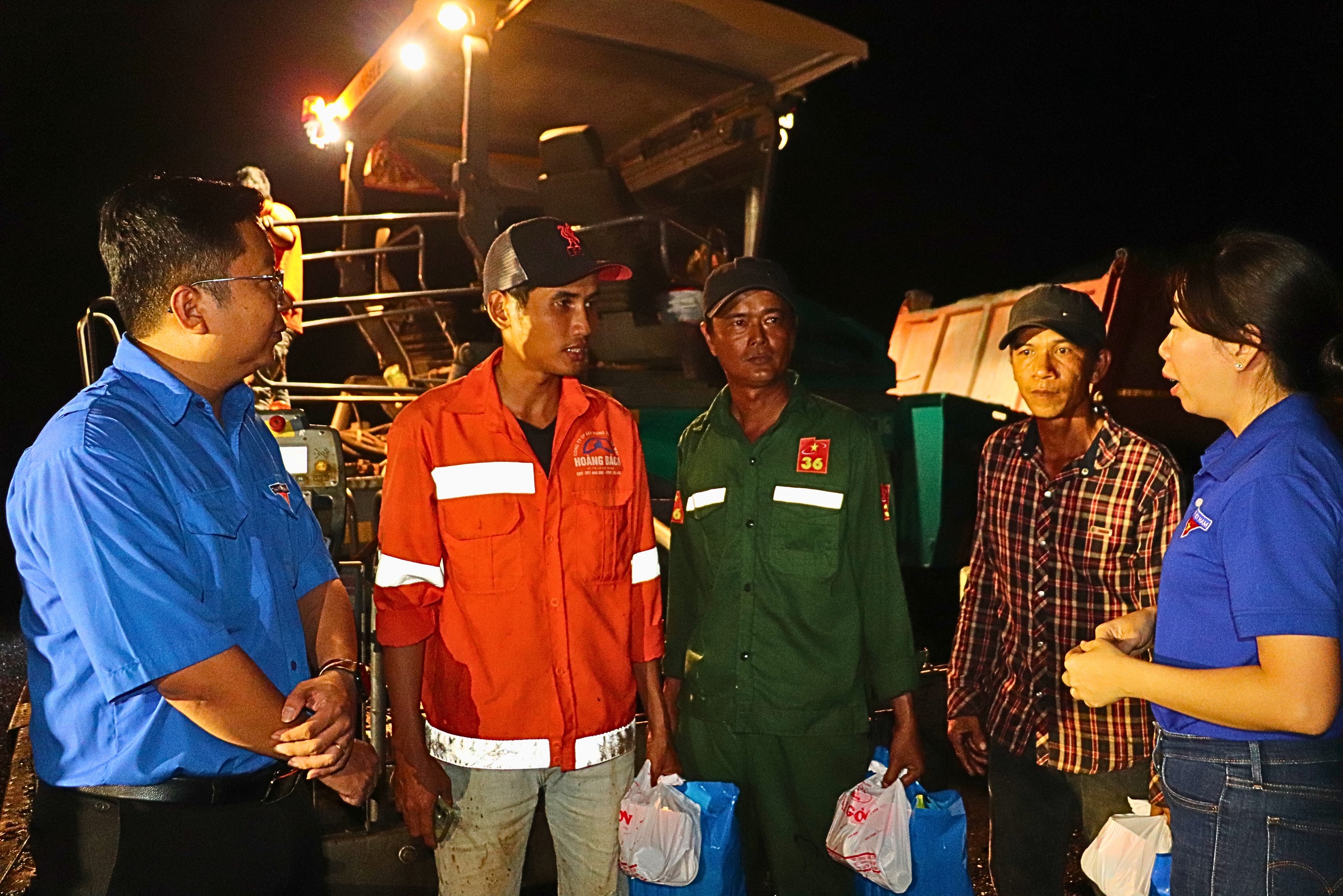 Ấm lòng công nhân trên công trường cao tốc Cần Thơ - Cà Mau những ngày đêm nước rút- Ảnh 3. Ấm lòng công nhân trên công trường cao tốc Cần Thơ - Cà Mau những ngày đêm nước rút- Ảnh 3.