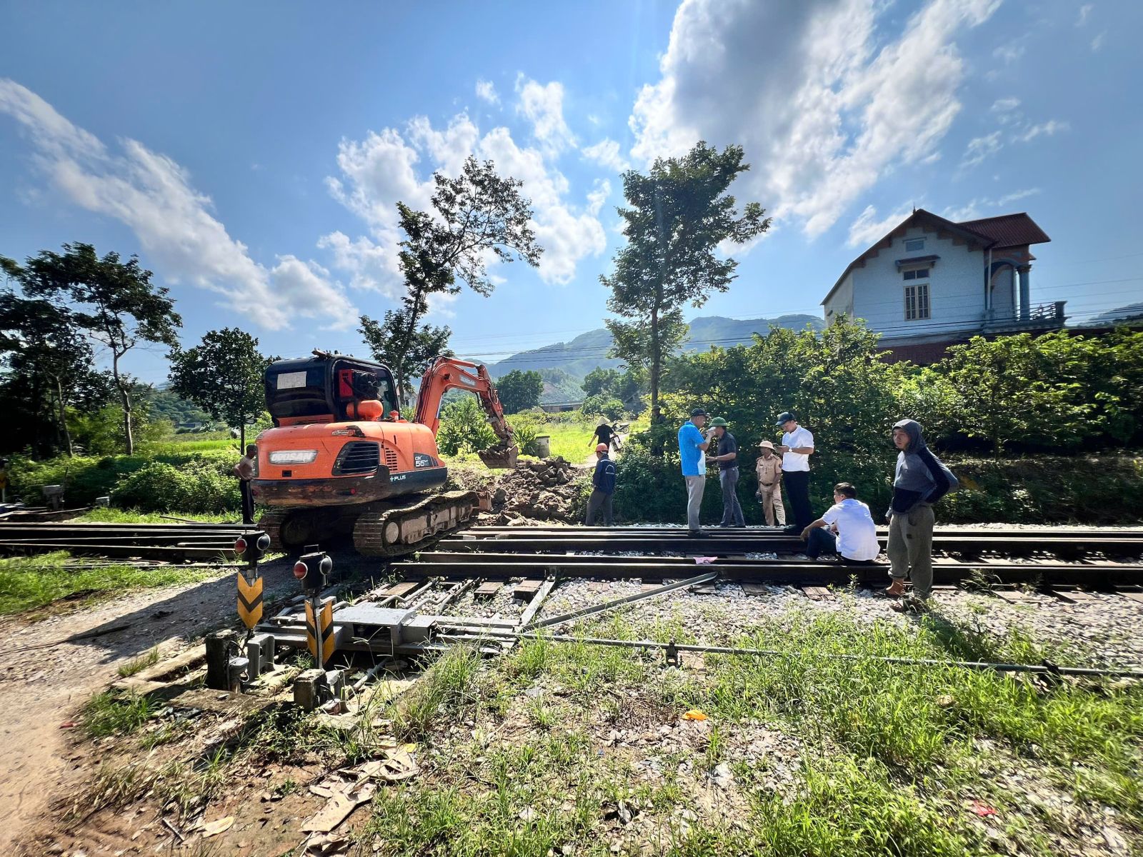 Lạng Sơn đẩy mạnh xử l&yacute; lối đi tự mở qua đường sắt theo Nghị định 65/2018/NĐ-CP- Ảnh 1.
