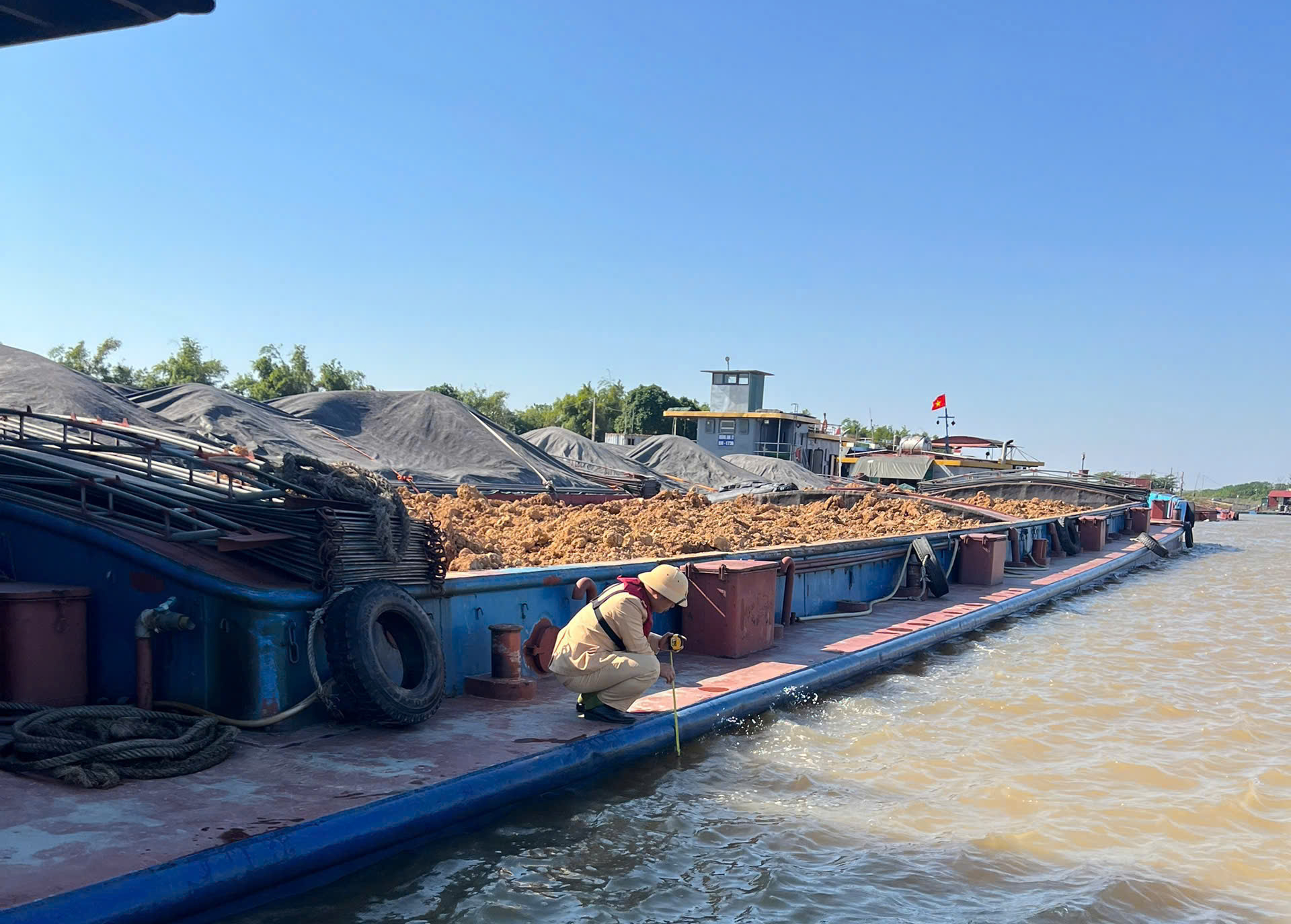 Bắc Ninh: Xử lý thuyền viên vi phạm nồng độ cồn, ngăn TNGT đường thủy- Ảnh 3. Bắc Ninh: Xử lý thuyền viên vi phạm nồng độ cồn, ngăn TNGT đường thủy- Ảnh 3.