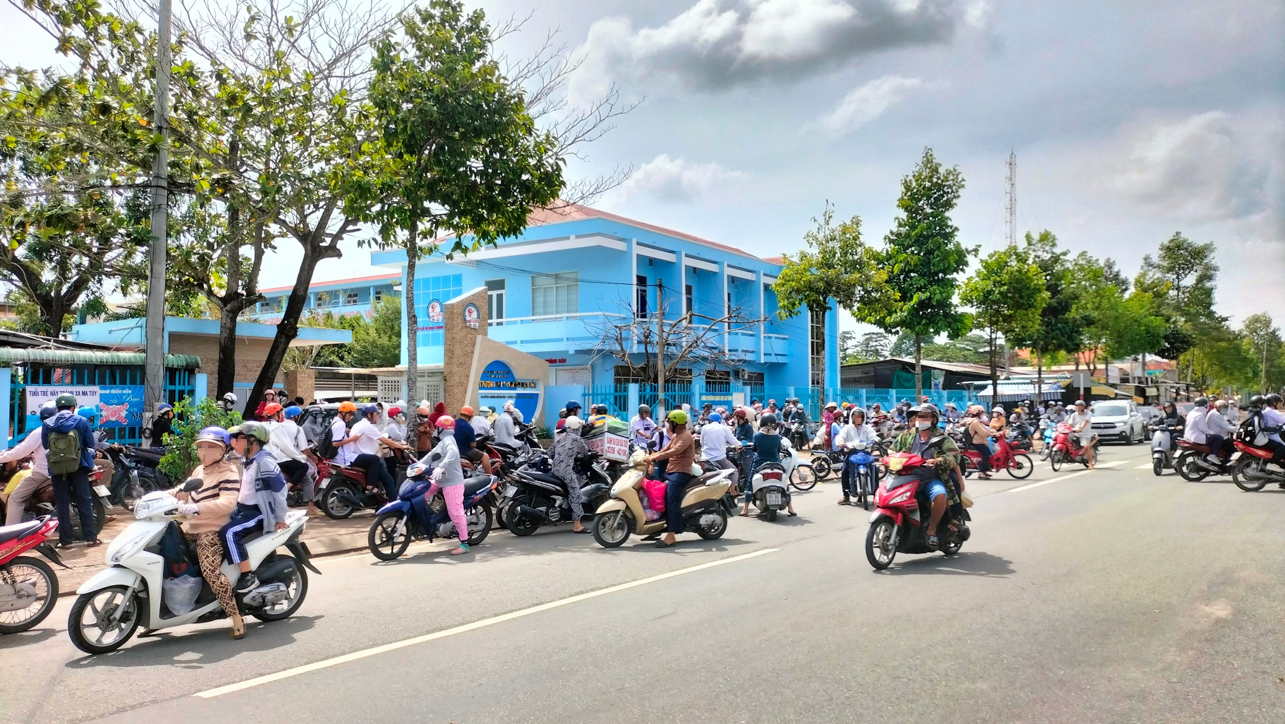 Giải pháp khắc phục ùn tắc giao thông khu vực cổng trường học ở Cà Mau- Ảnh 1.