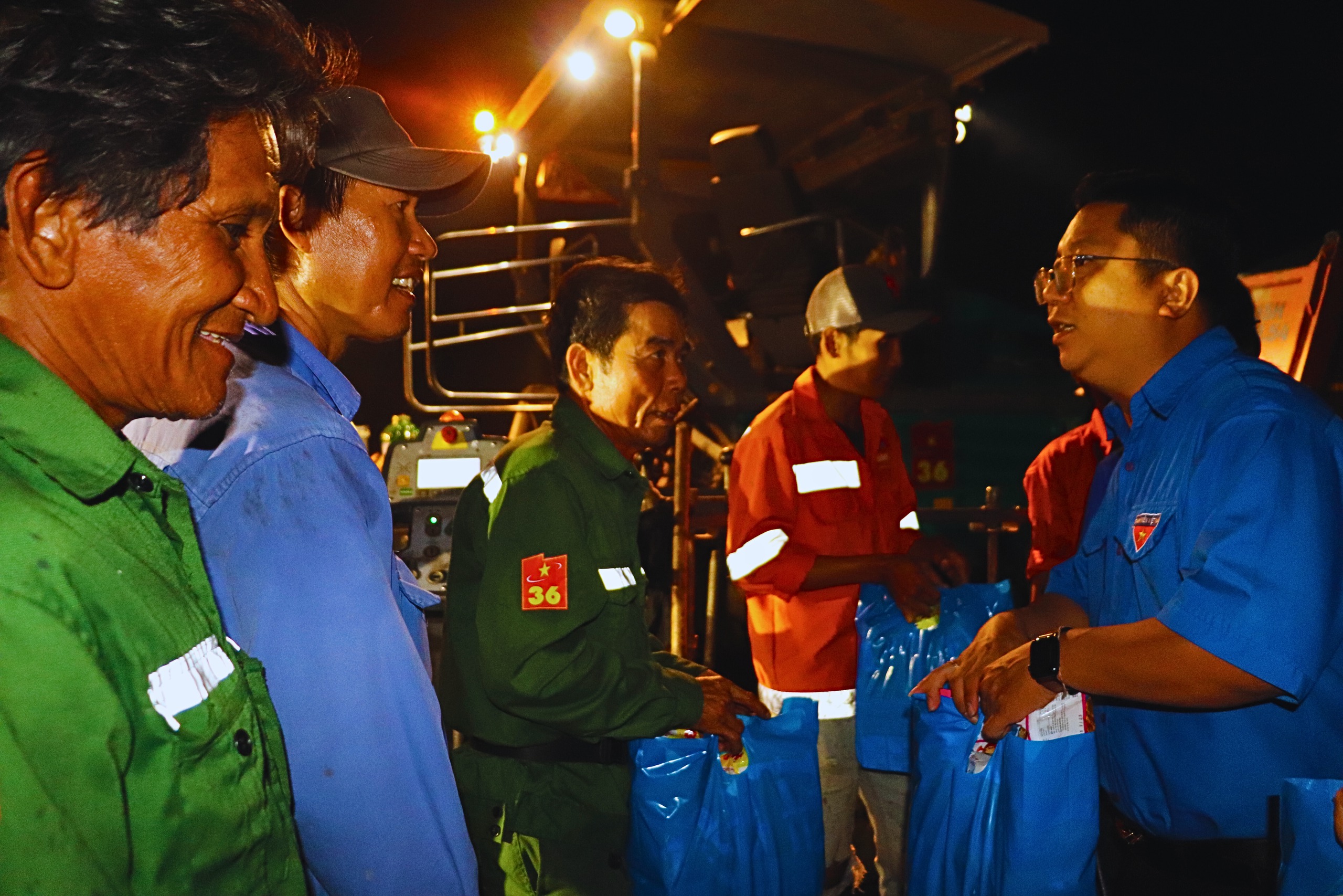 Ấm lòng công nhân trên công trường cao tốc Cần Thơ - Cà Mau những ngày đêm nước rút- Ảnh 4. Ấm lòng công nhân trên công trường cao tốc Cần Thơ - Cà Mau những ngày đêm nước rút- Ảnh 4.