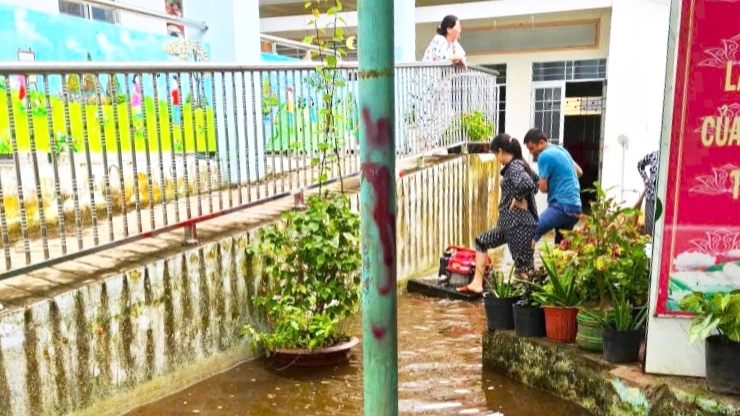 Học sinh trường mầm non ở Cà Mau khổ sở vì ngập- Ảnh 3. Học sinh trường mầm non ở Cà Mau khổ sở vì ngập- Ảnh 3.