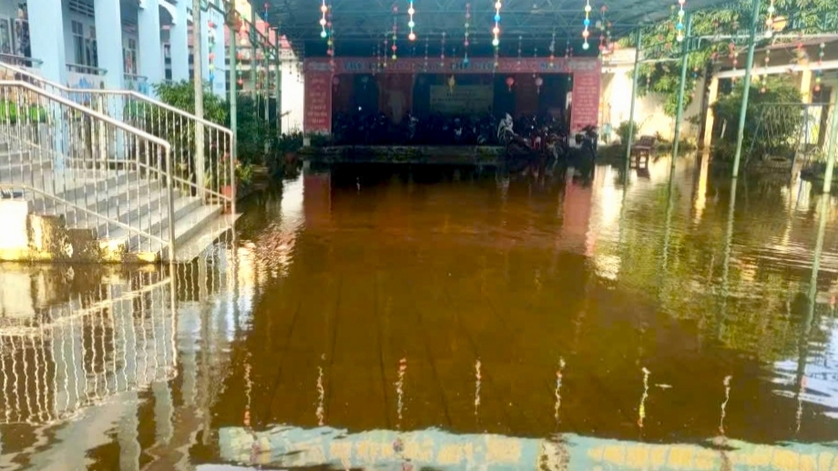 Học sinh trường mầm non ở Cà Mau khổ sở vì ngập- Ảnh 2. Học sinh trường mầm non ở Cà Mau khổ sở vì ngập- Ảnh 2.