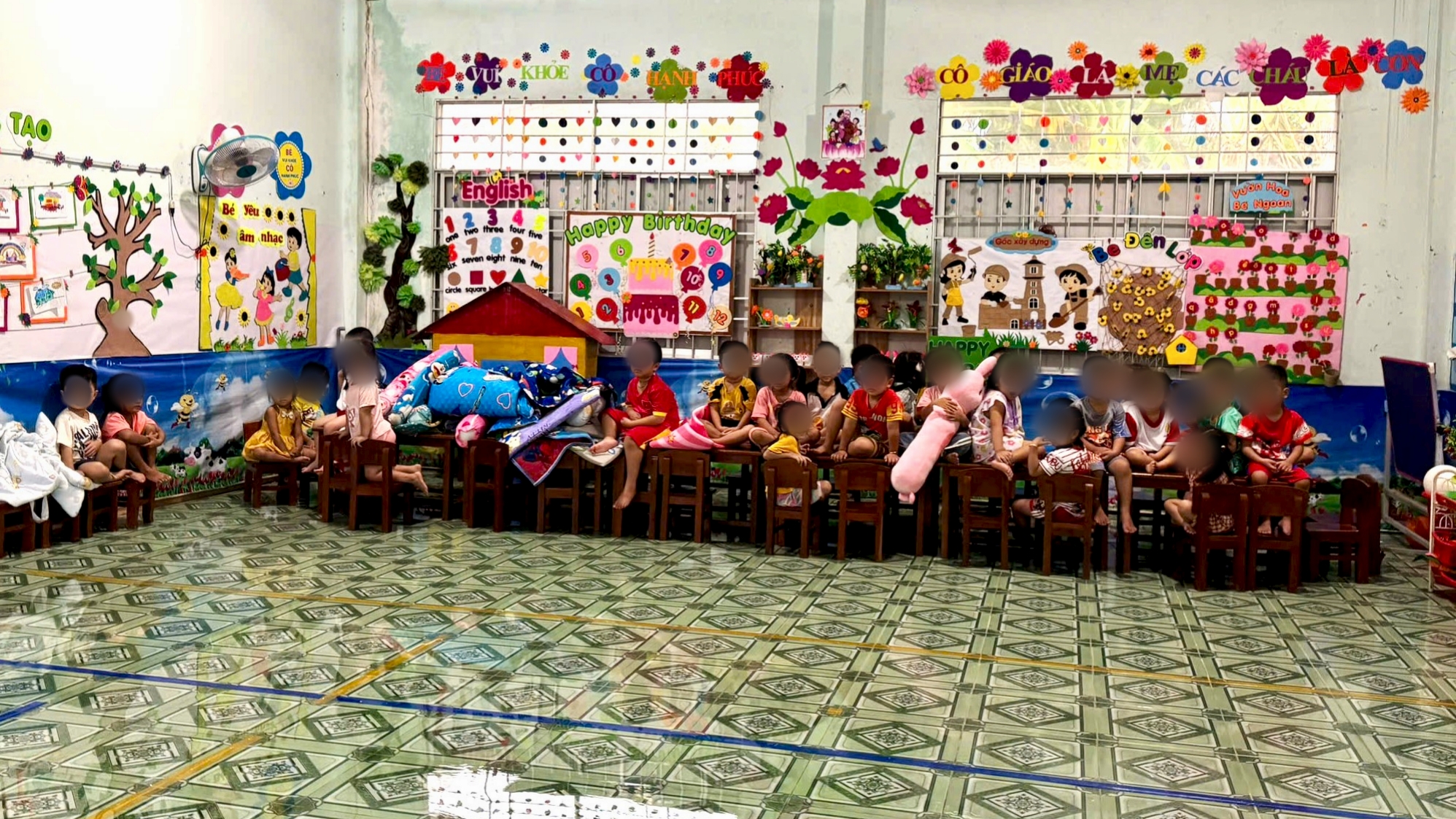 Học sinh trường mầm non ở Cà Mau khổ sở vì ngập- Ảnh 1. Học sinh trường mầm non ở Cà Mau khổ sở vì ngập- Ảnh 1.