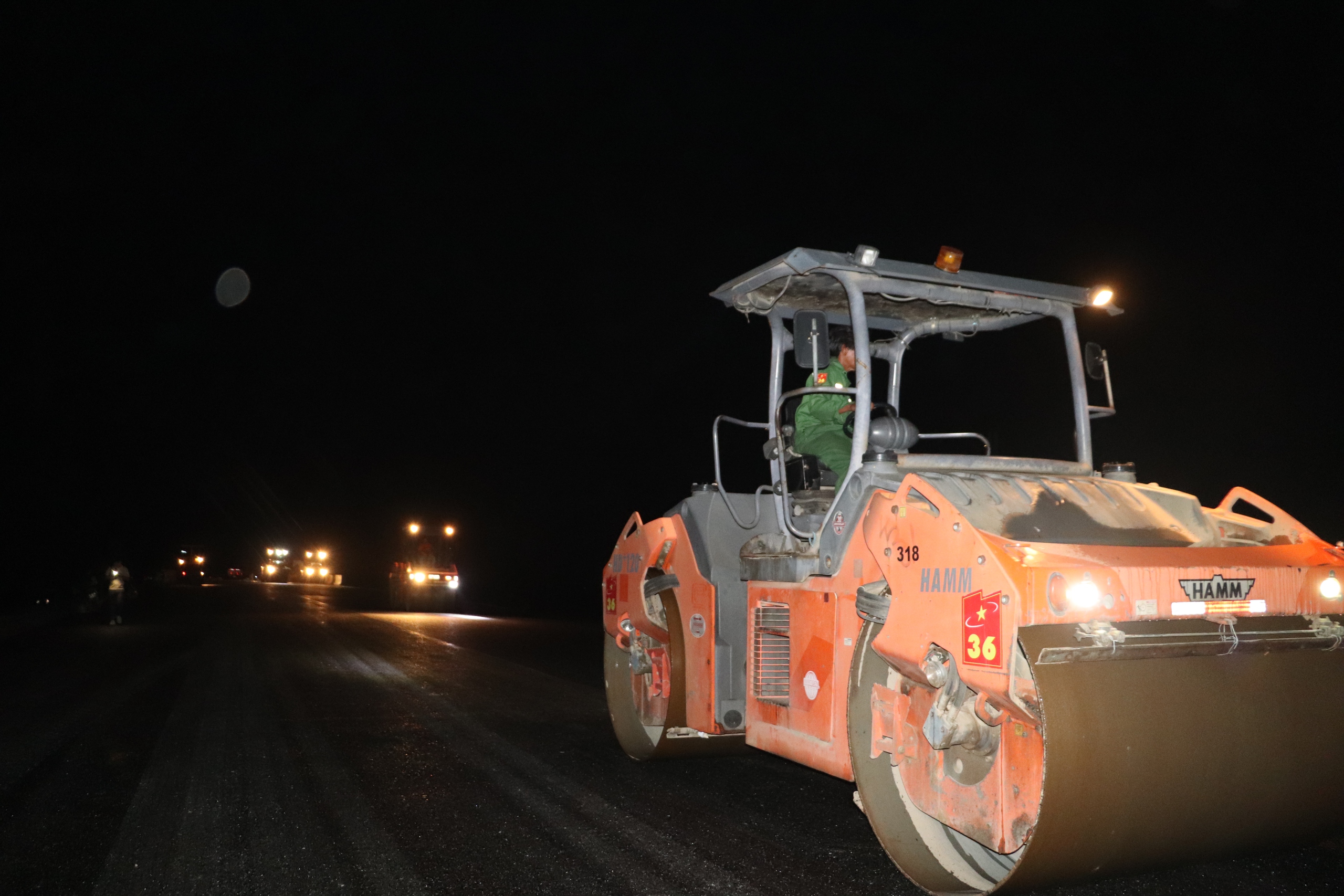 Ấm lòng công nhân trên công trường cao tốc Cần Thơ - Cà Mau những ngày đêm nước rút- Ảnh 1. Ấm lòng công nhân trên công trường cao tốc Cần Thơ - Cà Mau những ngày đêm nước rút- Ảnh 1.