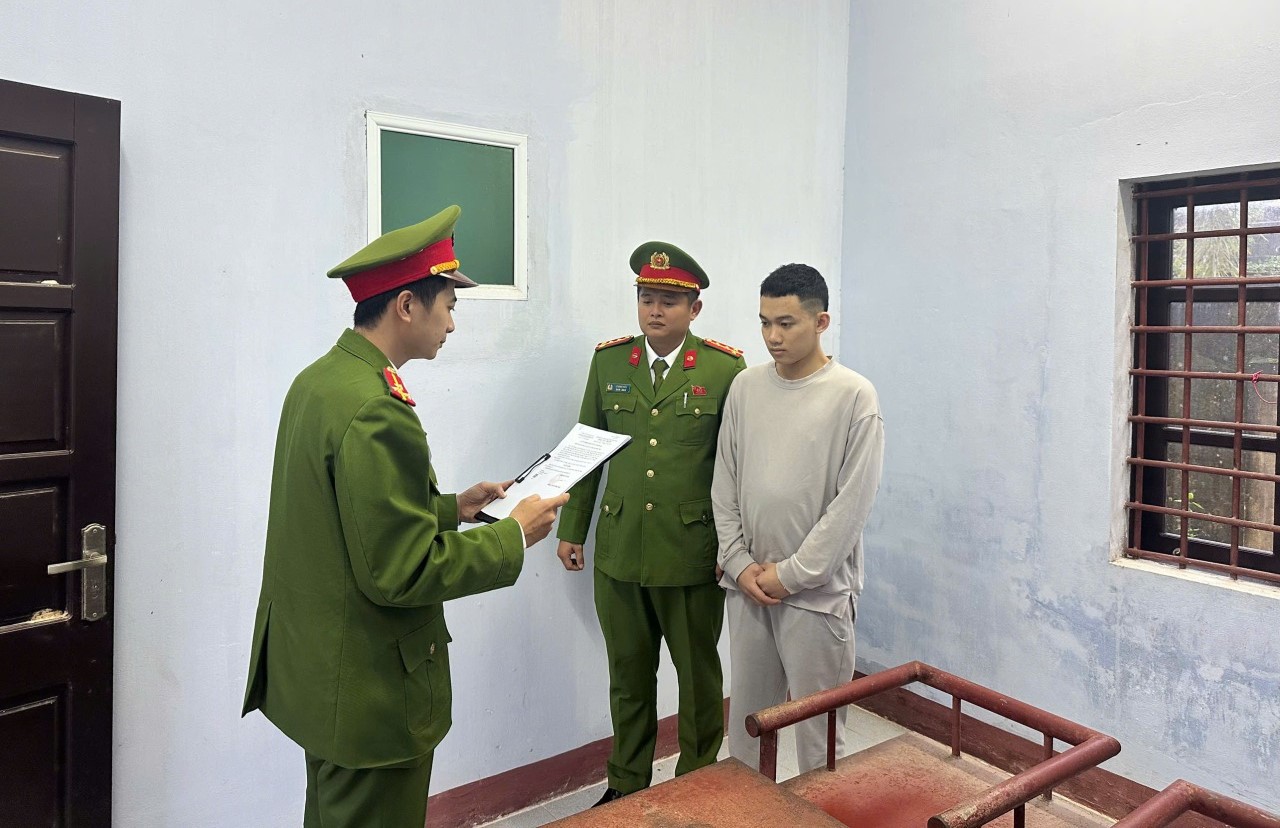 Khởi tố nam thanh niên lái xe tông người sau mâu thuẫn ở Quảng Trị- Ảnh 1.